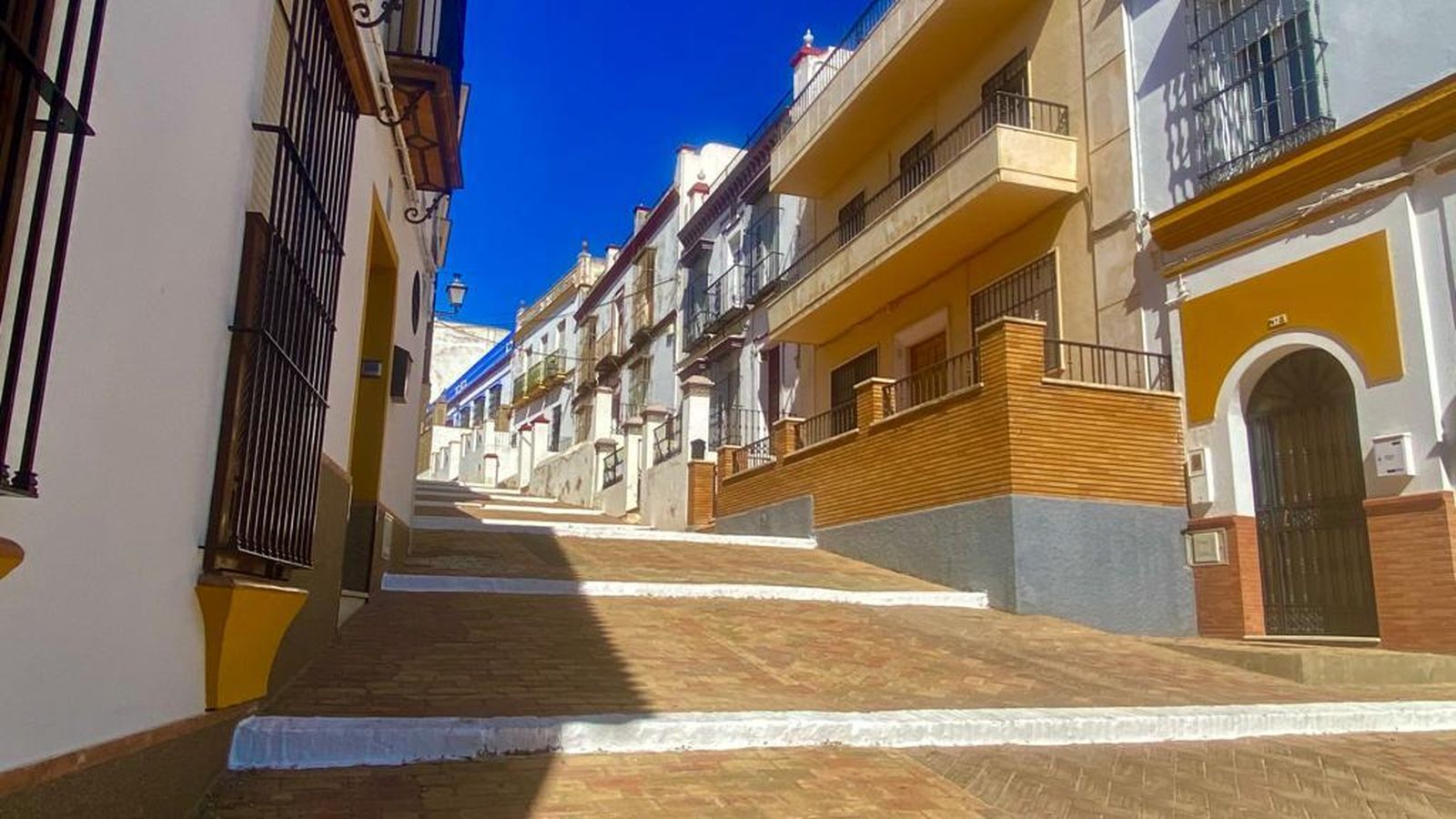 Puesta a punto del entorno del Águila para los cultos de la Virgen del Águila.