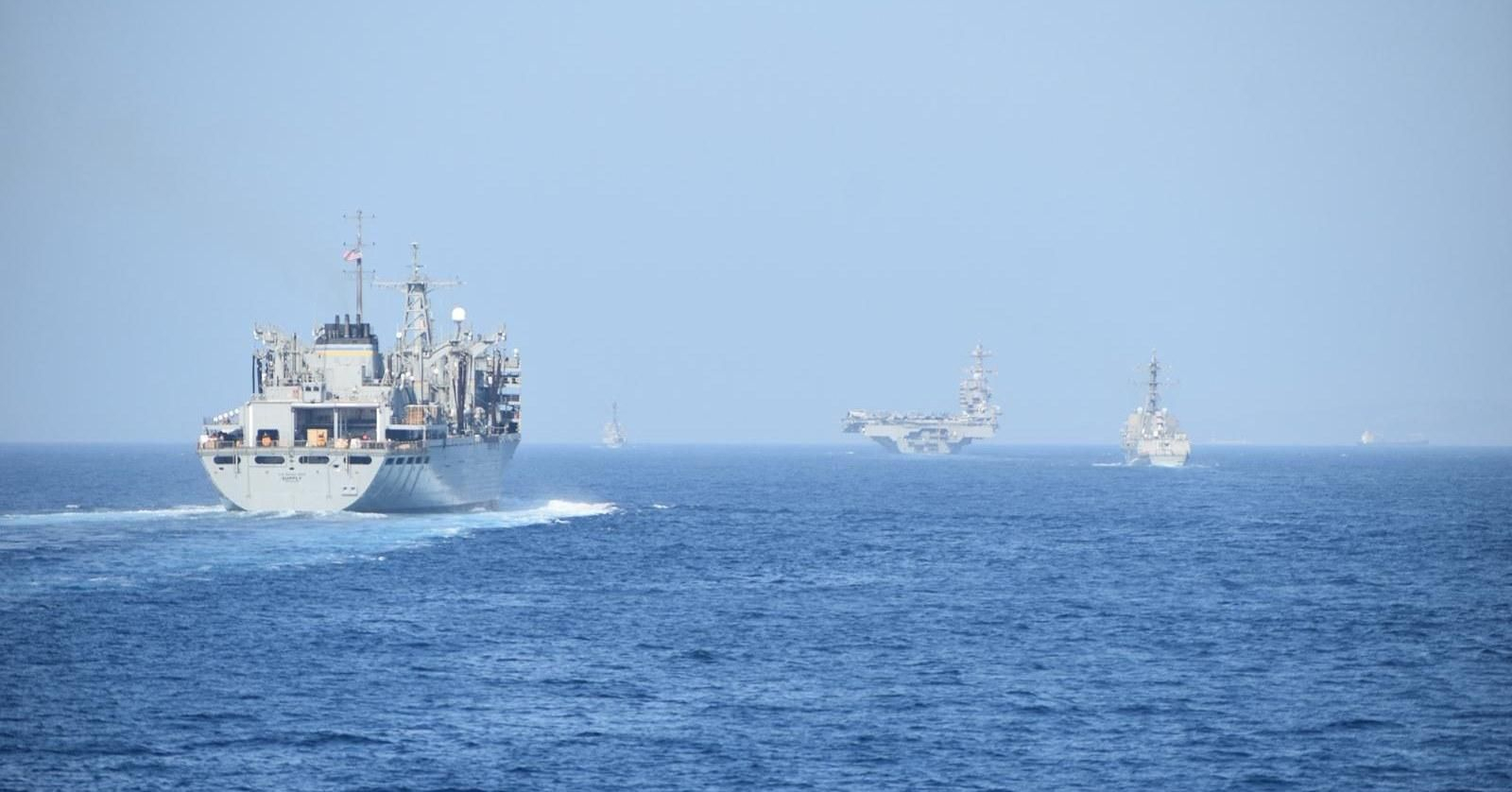 El convoy encabezado por el 'USS Gerald R. Ford'.