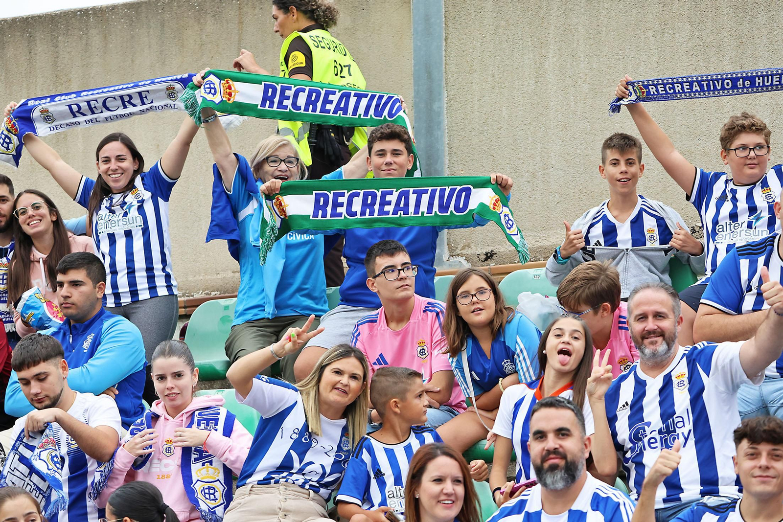Búscate en las gradas del Betis Deportivo-Recreativo de Huelva