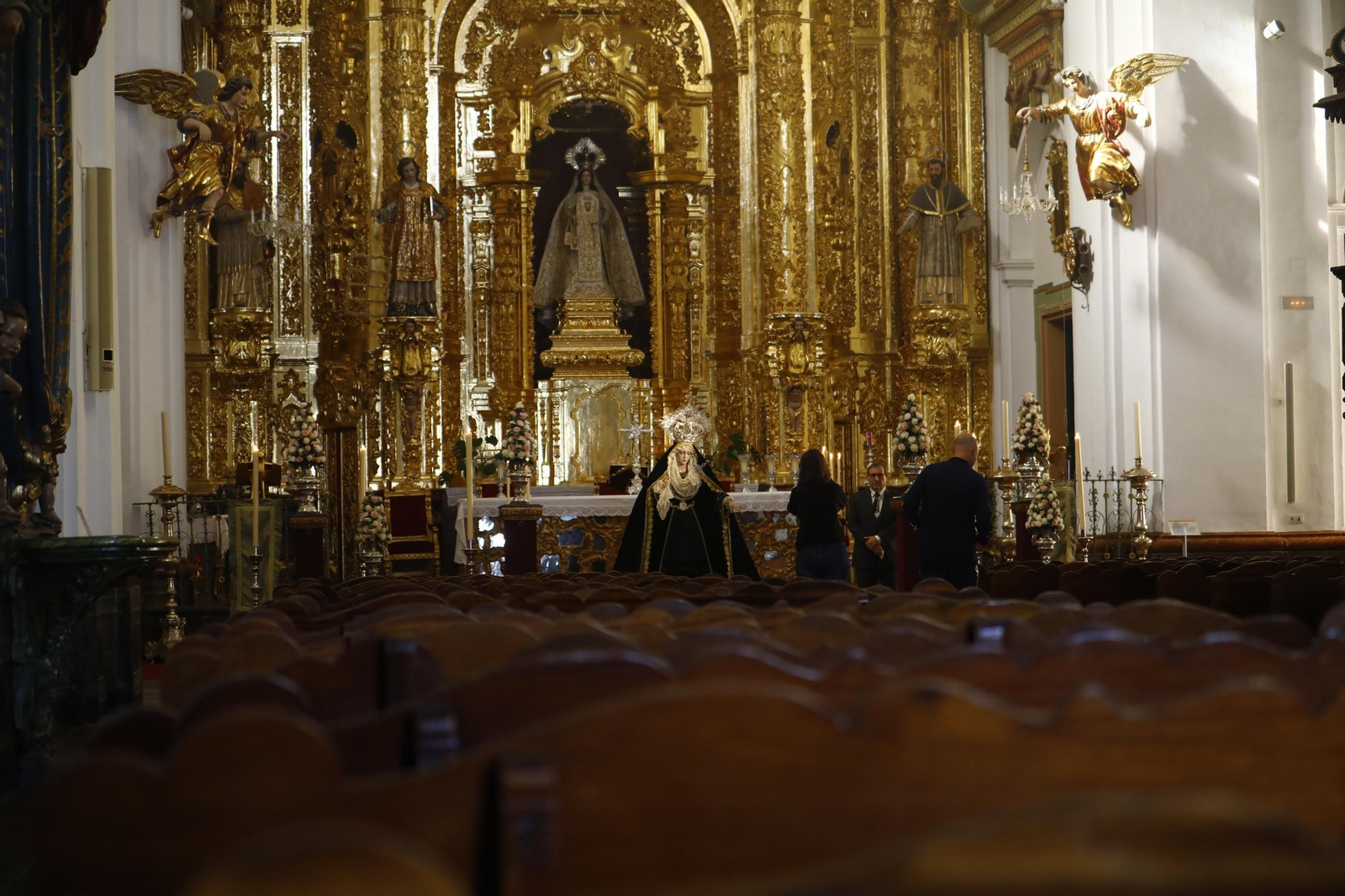 Las mejores fotos del besamanos de la Virgen de la Quinta Angustia de Córdoba