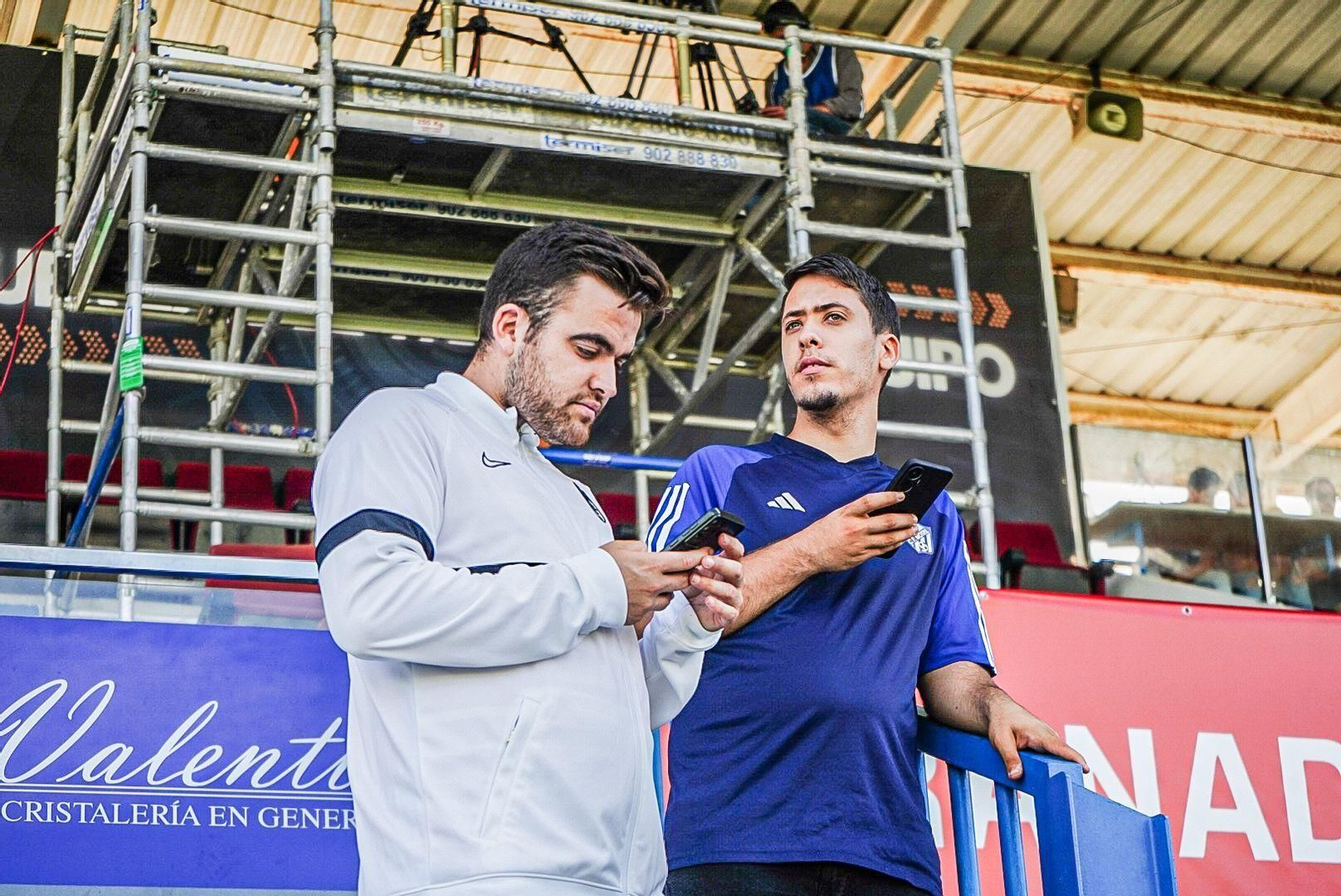 Encuéntrate en la grada del Escribano Castilla en el partido del Granada CF