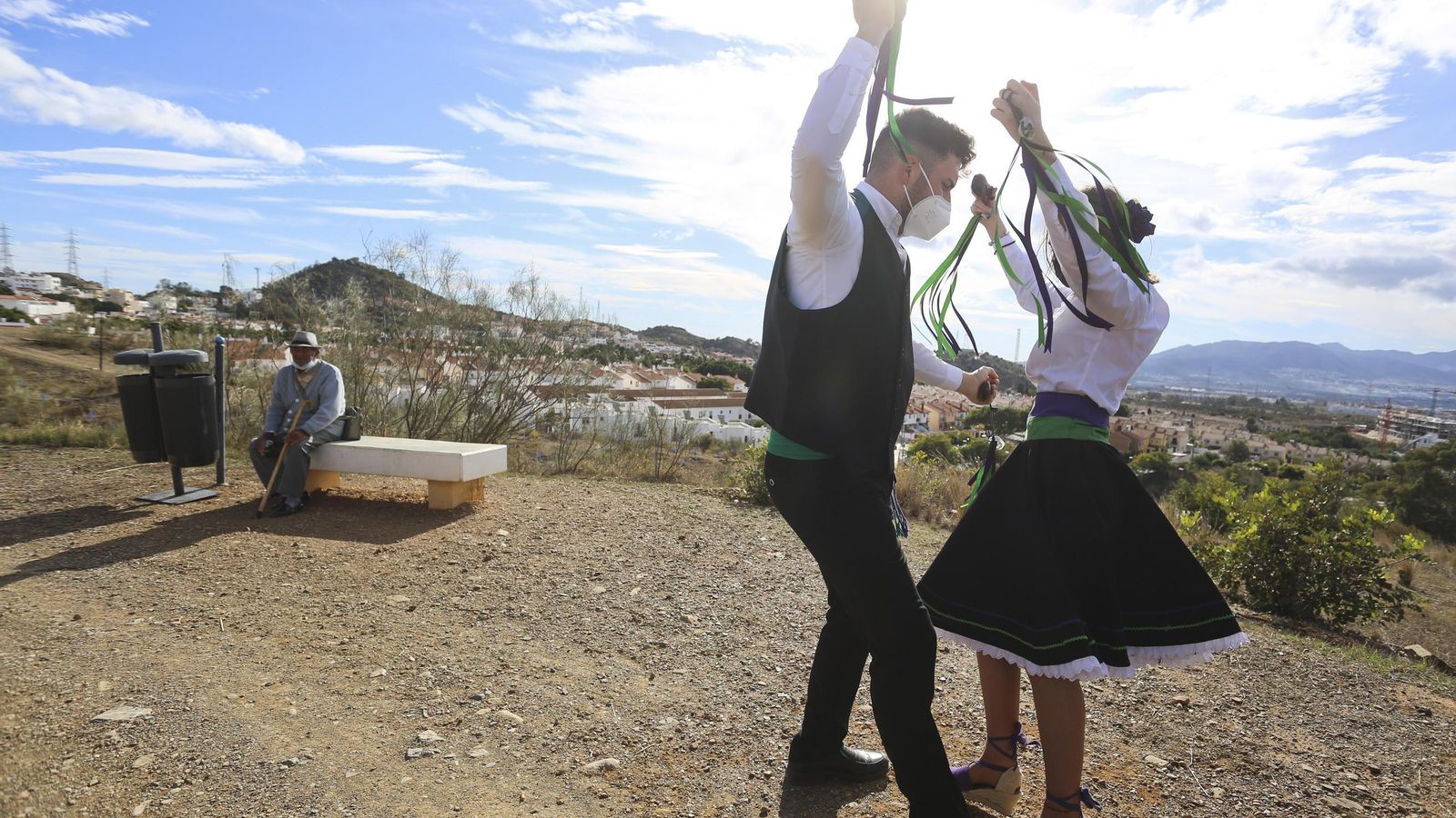 Una pareja baila en el Parque Jiménez Díaz del Puerto de la Torre.