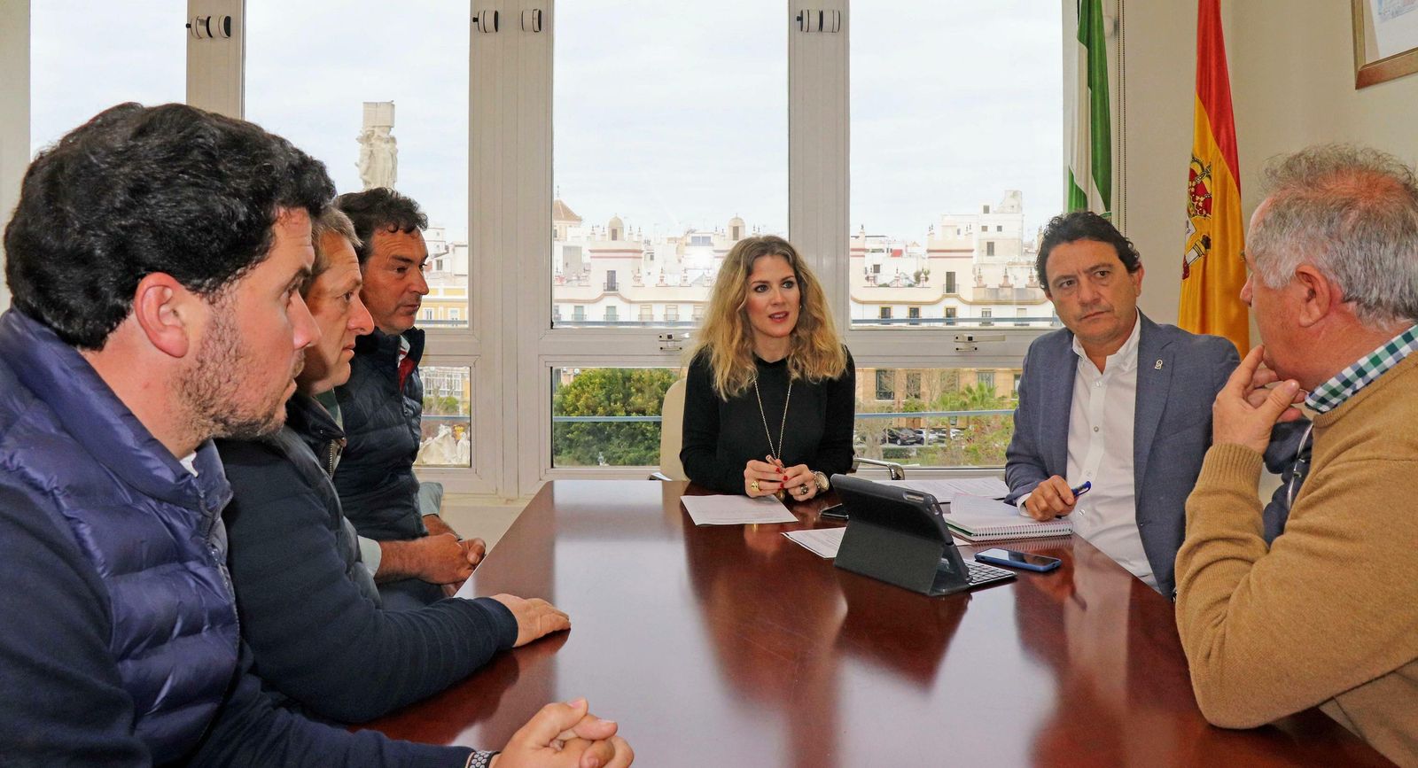 Representantes agrícolas de La Algaida, reunidos con la delegada del Gobierno andaluz en Cádiz, Ana Mestre.