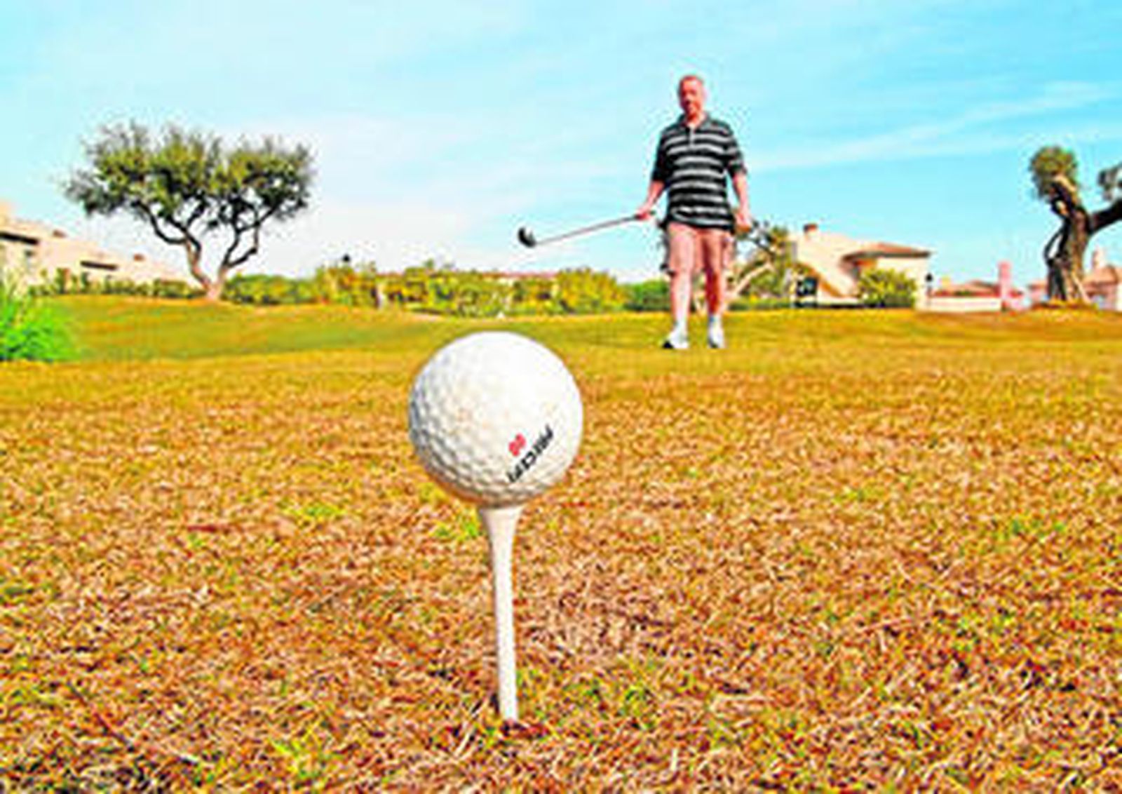 Bola en uno de los campos de golf del Novo Sancti Petri.