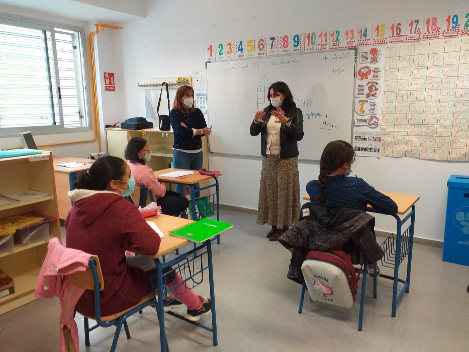 La delegada de Educación, Estela Villalba, se dirige a los alumnos del IES Rafael Reyes de Cartaya.