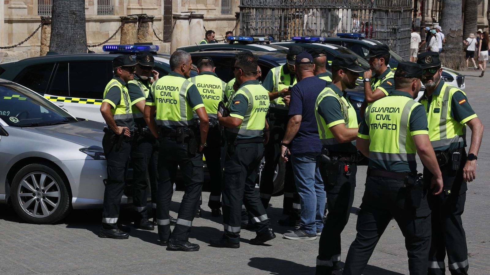 Agentes de Tráfico de la Guardia Civil, en el entorno de la Catedral.