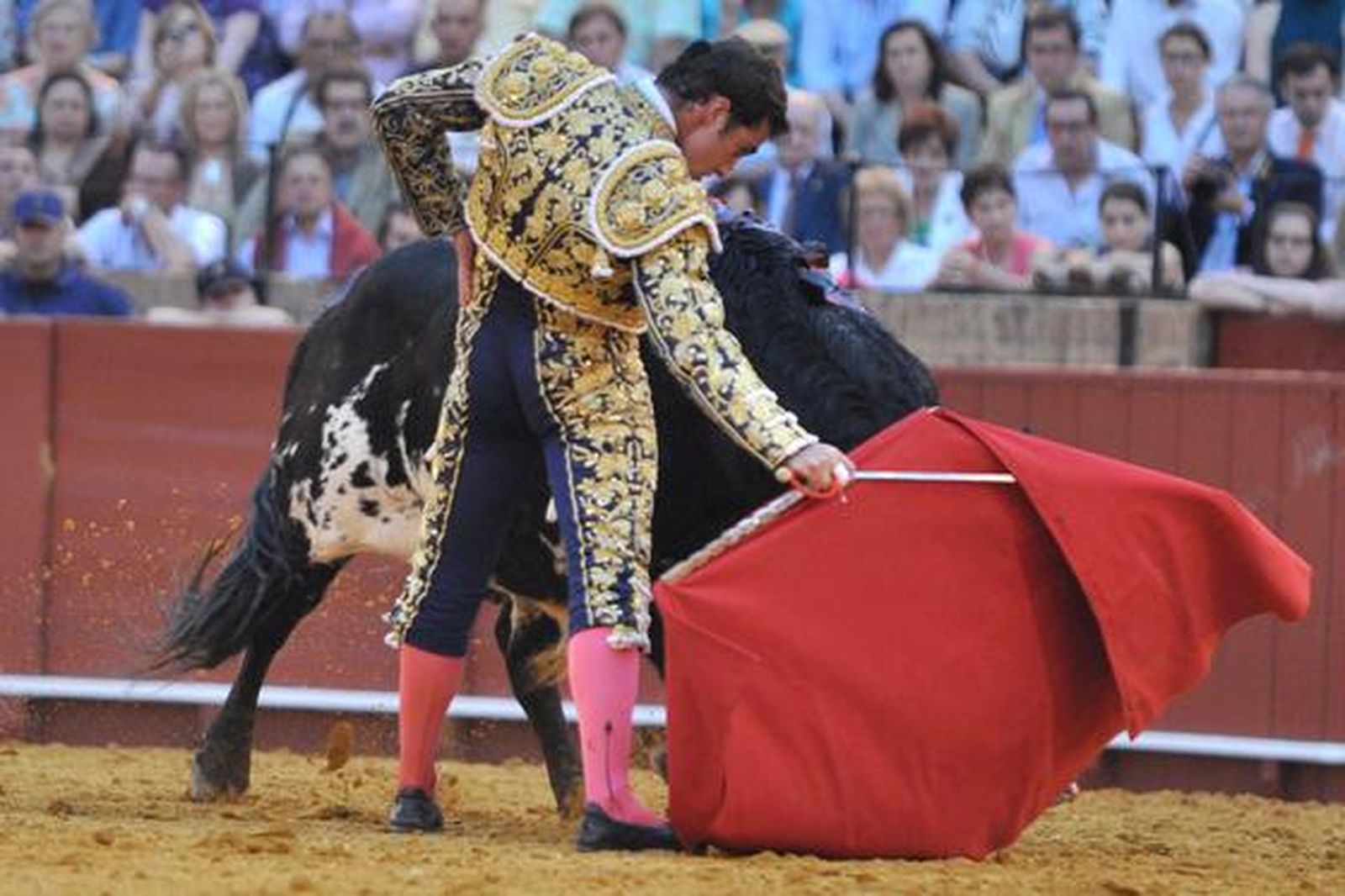 El Fandi rozó el triunfo ante Manuel Díaz 'El Cordobés' y Francisco Rivera Ordóñez. Discreta corrida en la que se torearon astados de la ganadería de Torrestrella. 

Foto: Manuel Gómez