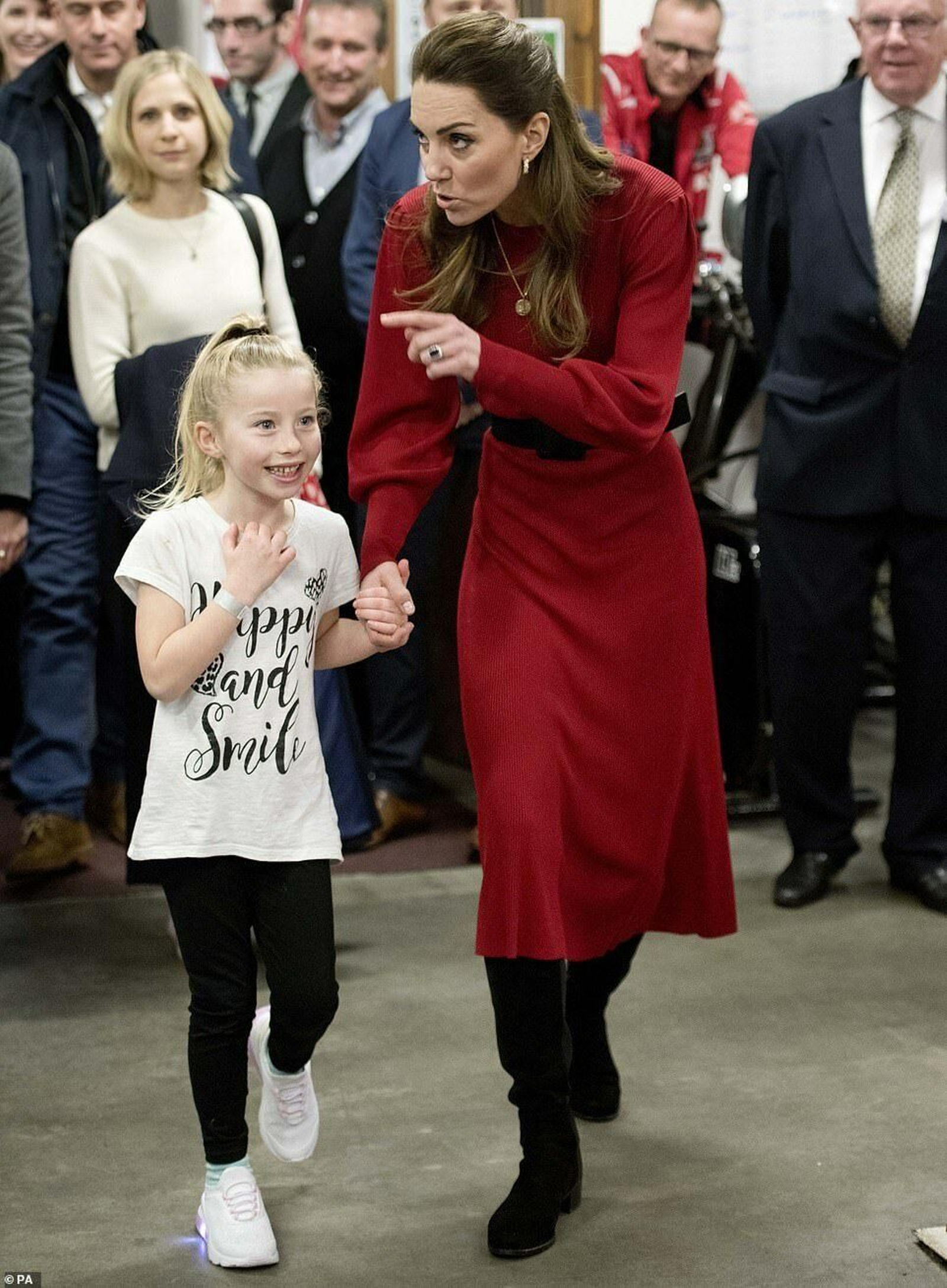Catalina, con vestido rojo de Zara, esta semana en Gales.