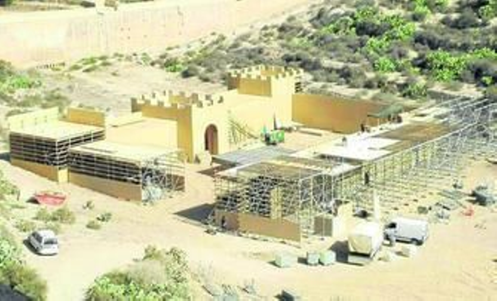 Estado de construcción que presentaban ayer los decorados junto a la Alcazaba.