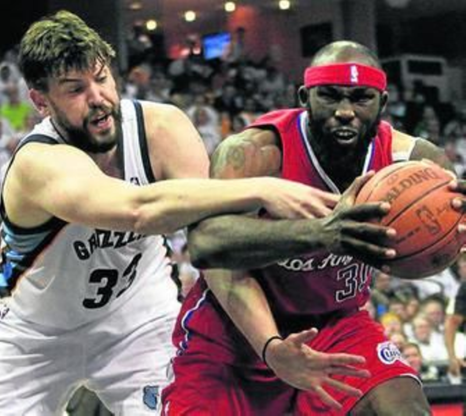 Marc Gasol pelea con Reggie Evans por un balón.
