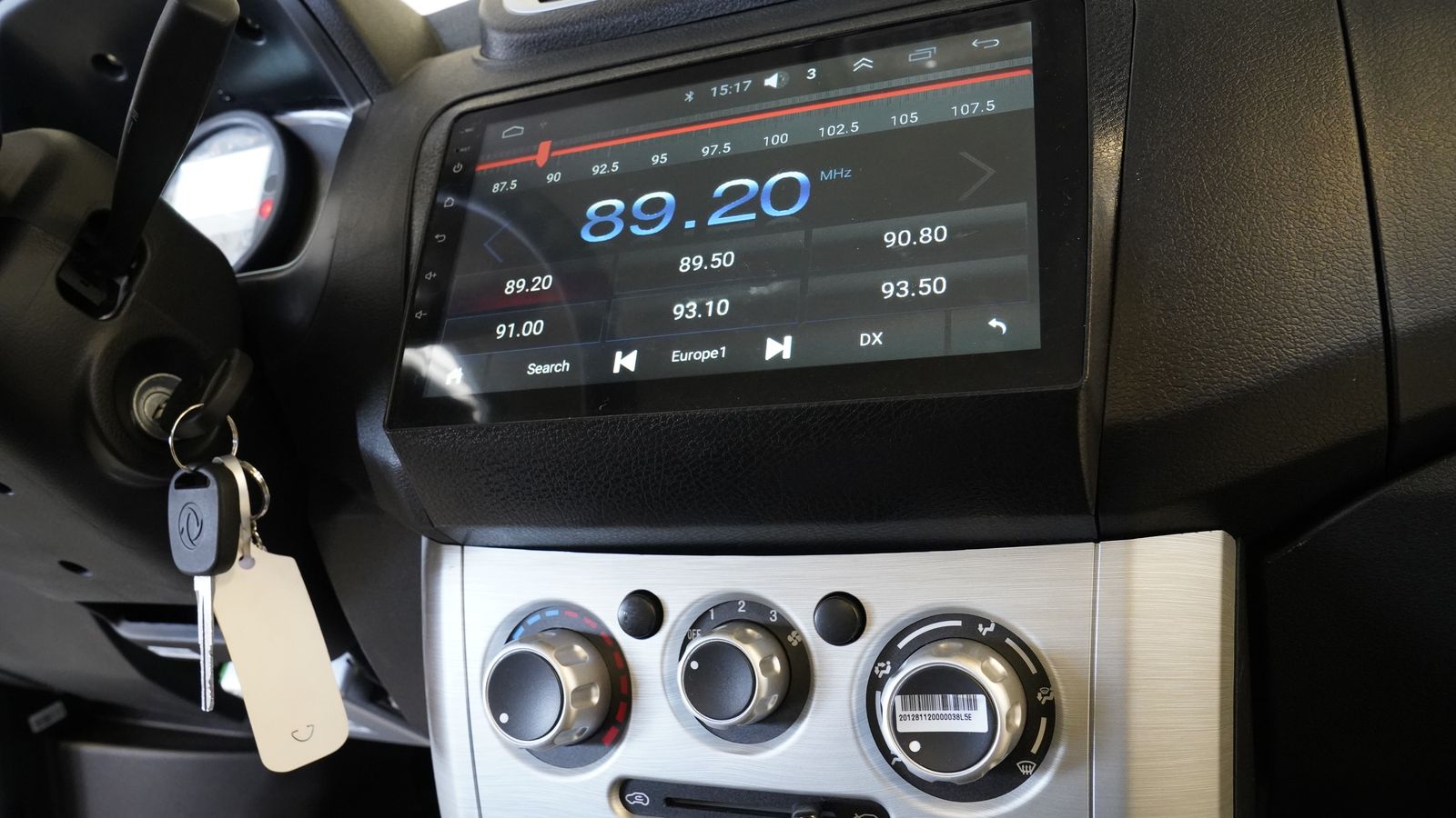 Los K01He pueden contar con aire acondicionado si el cliente así lo demanda. En su sencillo salpicadero llama la atención la pantalla del equipo de sonido que incluye Bluetooth..