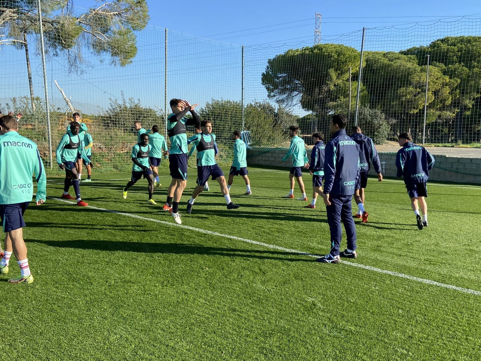 Los jugadores del filial amarillo, en un entreno esta semana en el campo 4 de El Rosal.