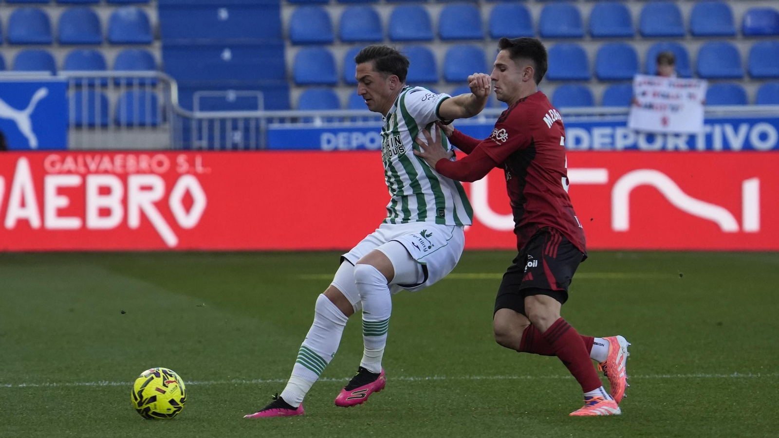 Carracedo es presionado por Medrano.