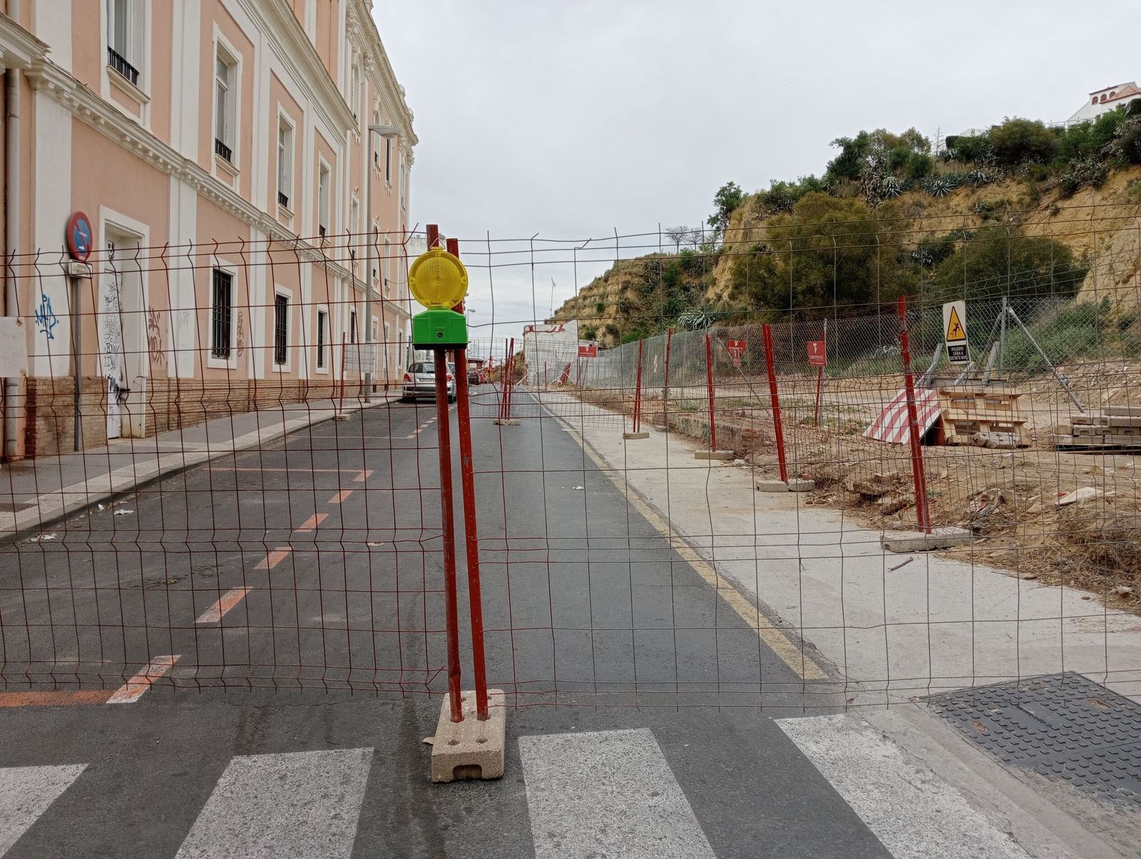 Vallas en la calle Médico Luis Buendía.