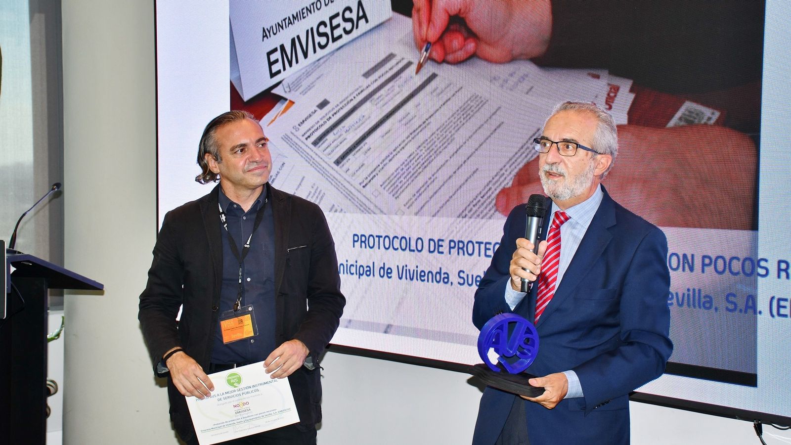 El presidente de Emvisesa y delegado de Bienestar Social, Empleo y Planes Integrales, Juan Manuel Flores, y el gerente de Emvisesa, Felipe Castro, tras recoger los premios.