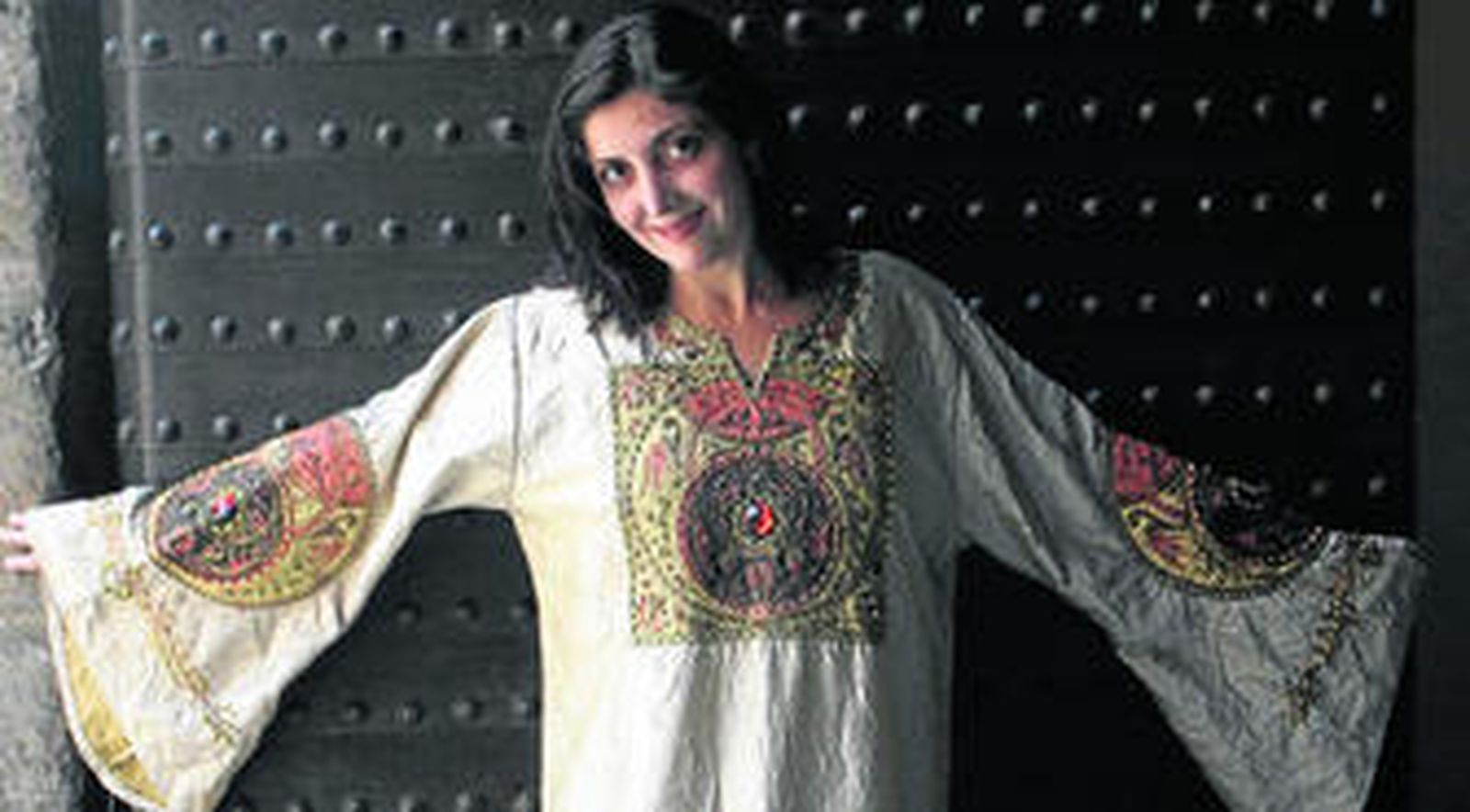 La escritora posa en una de las puertas de la Casa de los Tiros.