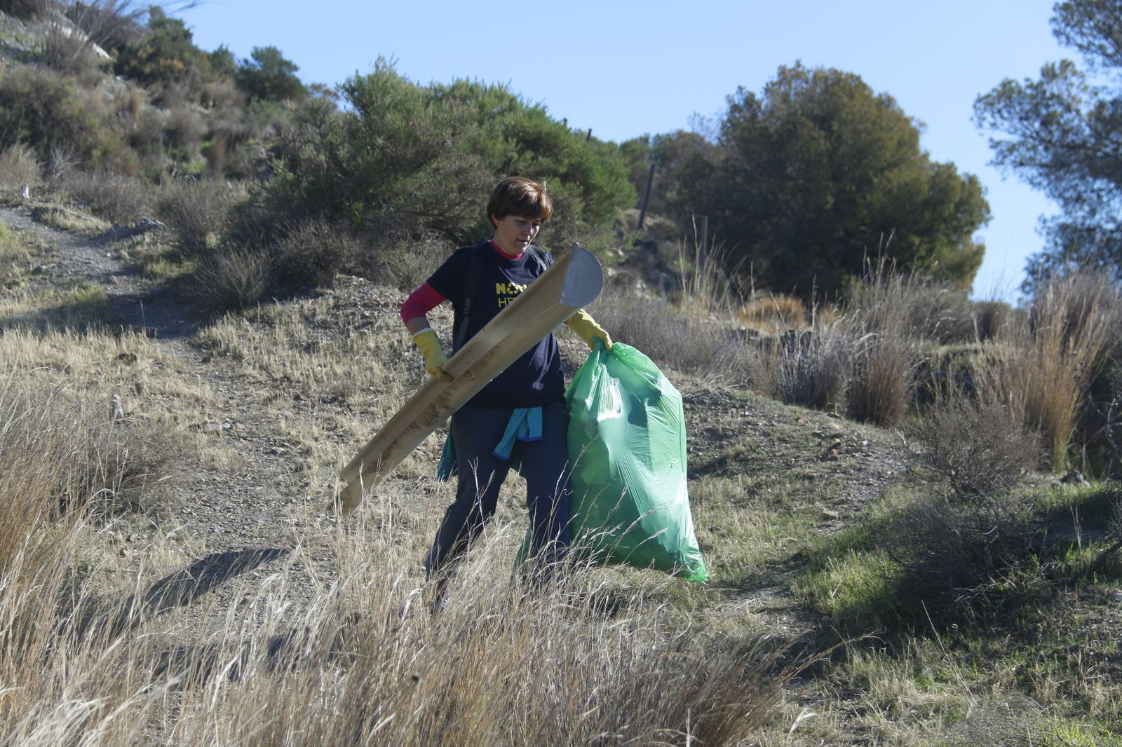 Así ha sido la primera jornada de plogging del año en la Costa de Granada