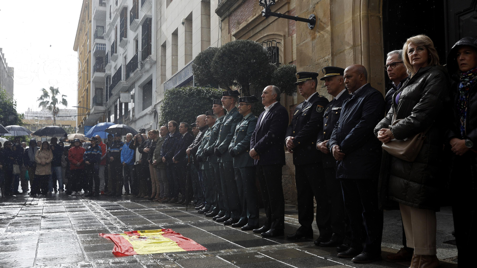 Las fotos de la concentración silenciosa por la muerte de dos guardias civiles en Barbate
