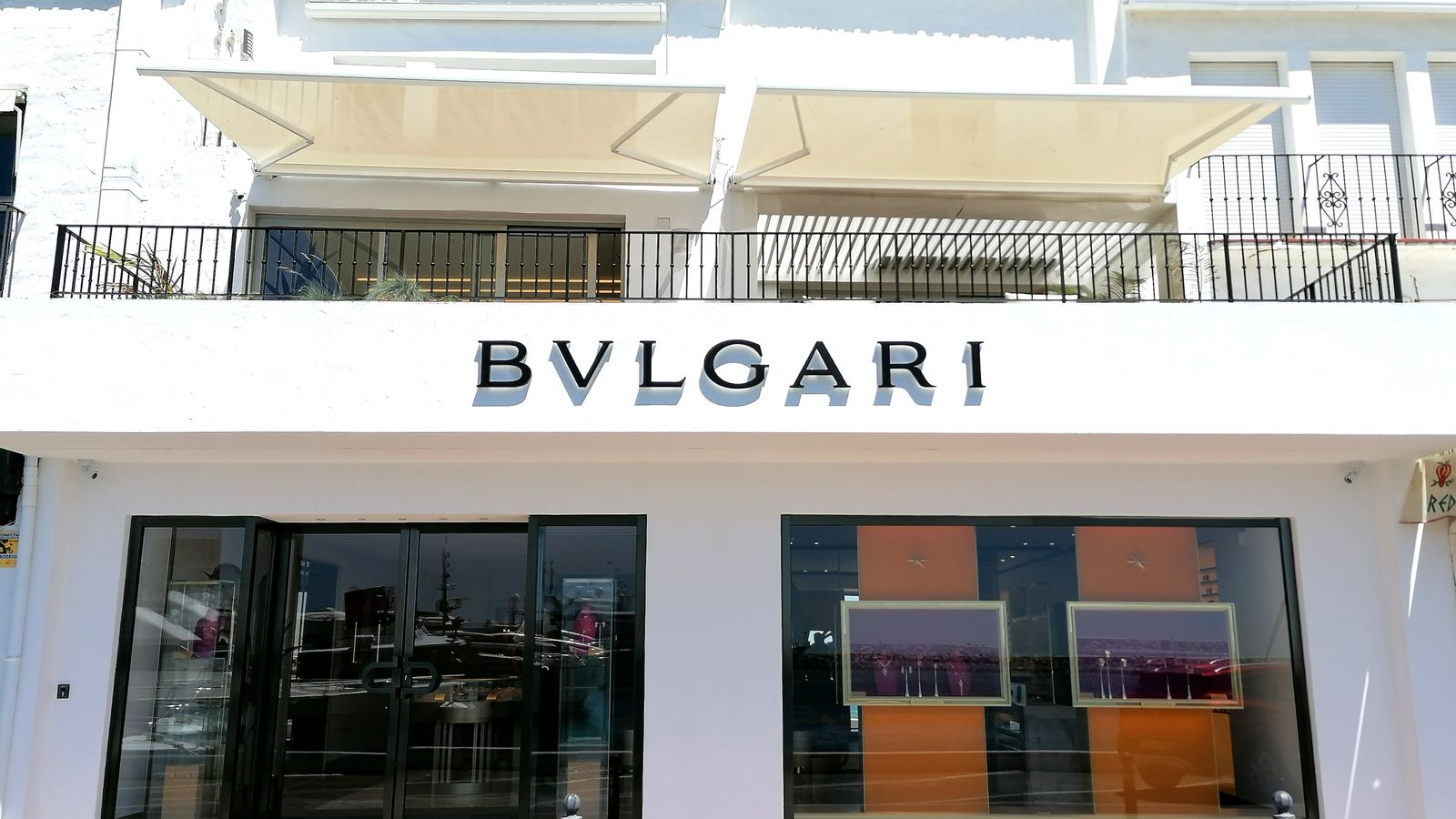 El recinto náutico concentra un nutrido número de marcas internacionales de lujo.