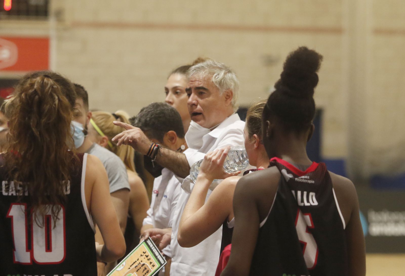 Miguel Ángel Luque da órdenes a sus jugadoras durante un tiempo muerto.