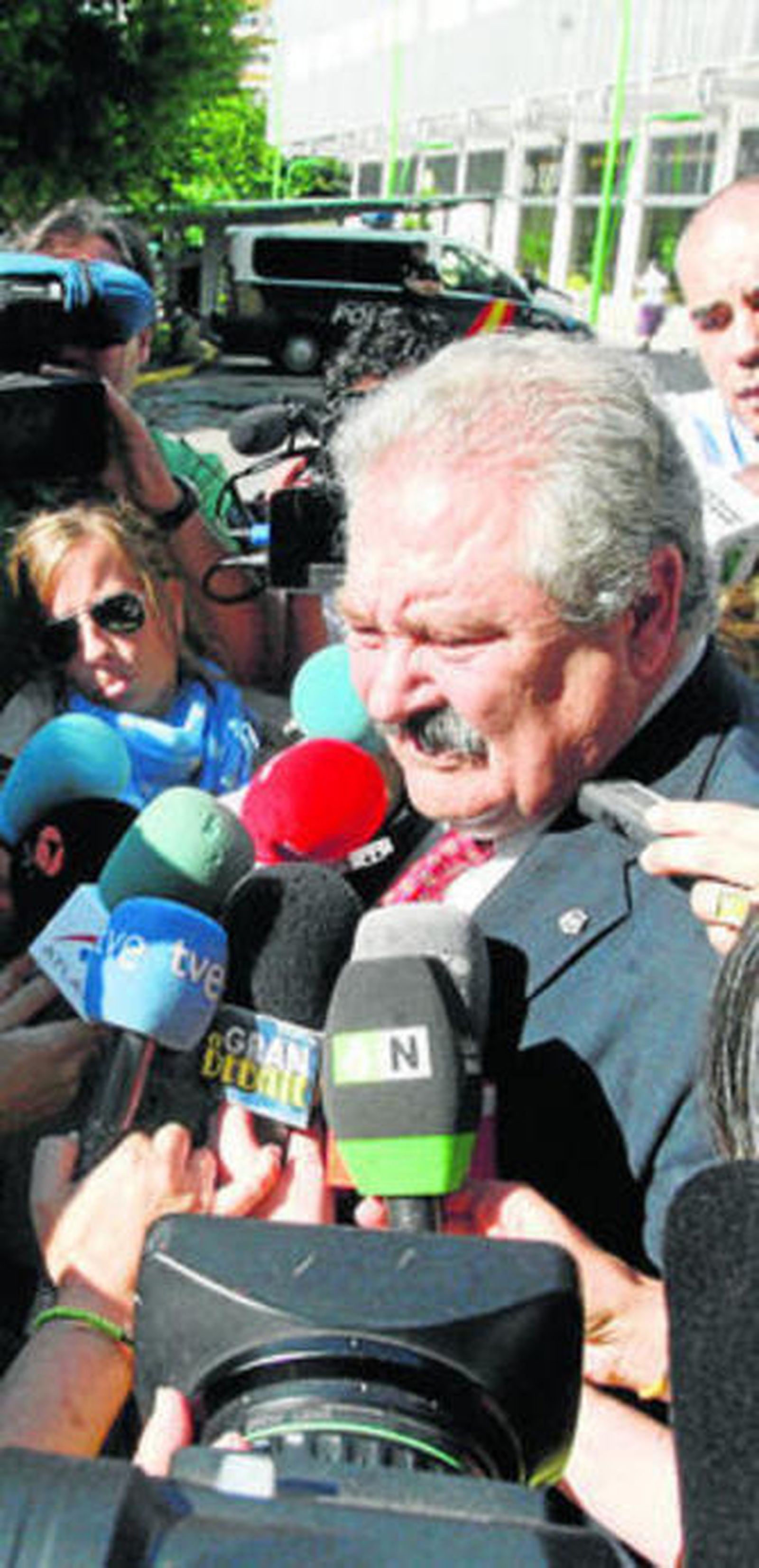 El psiquiatra atiende a los medios a las puertas de la Audiencia.