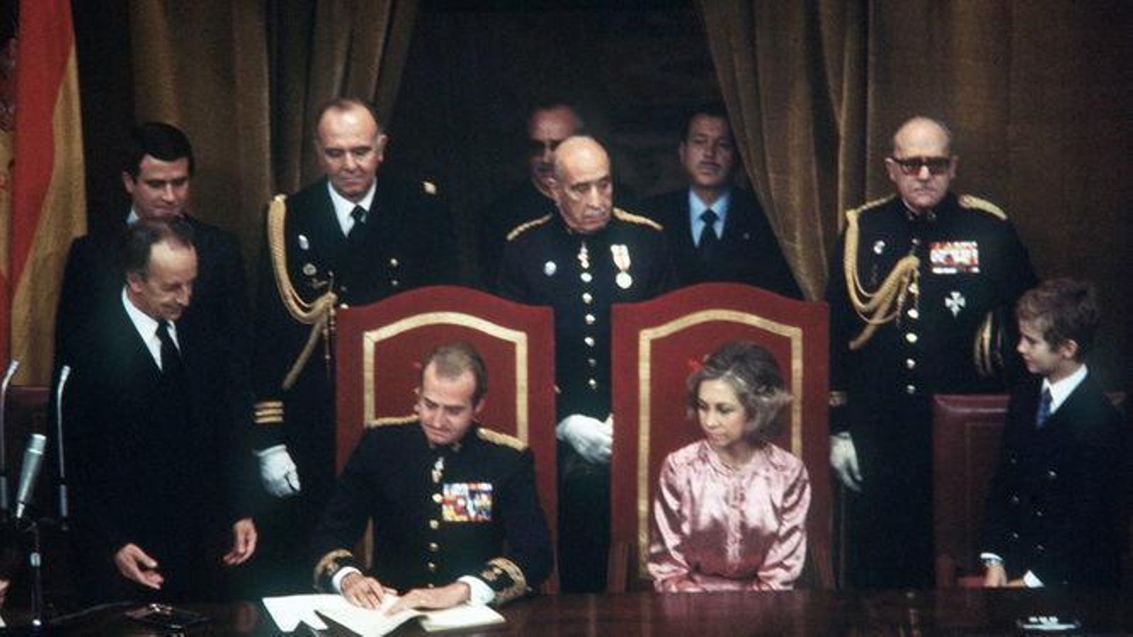 Don Juan Carlos sanciona la Constitución española en 1978.
