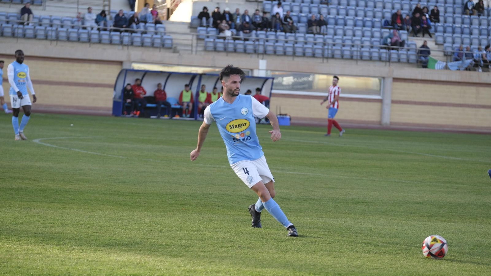 El central celeste da un pase durante el derbi almeriense que enfrentó ambos equipos la pasada temporada en Santo Domingo.