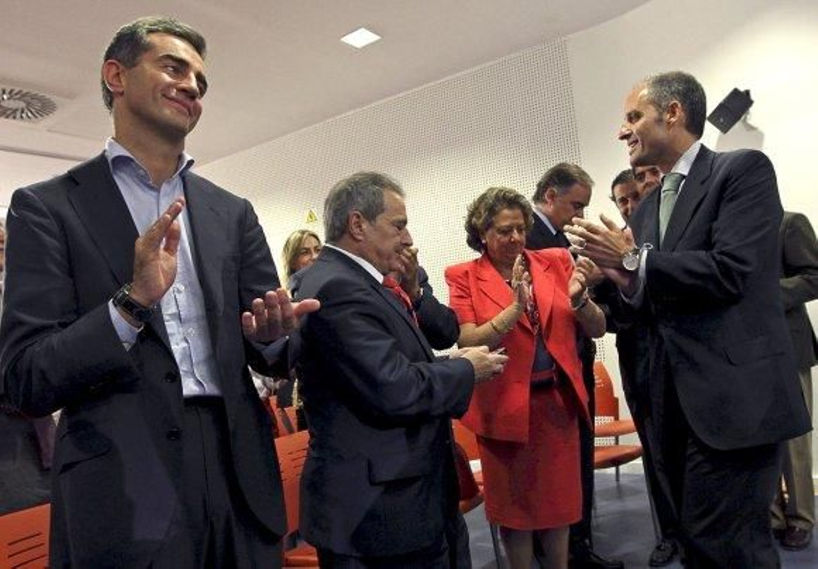 Camps mantiene a Costa mientras que Rajoy lo da por destituido