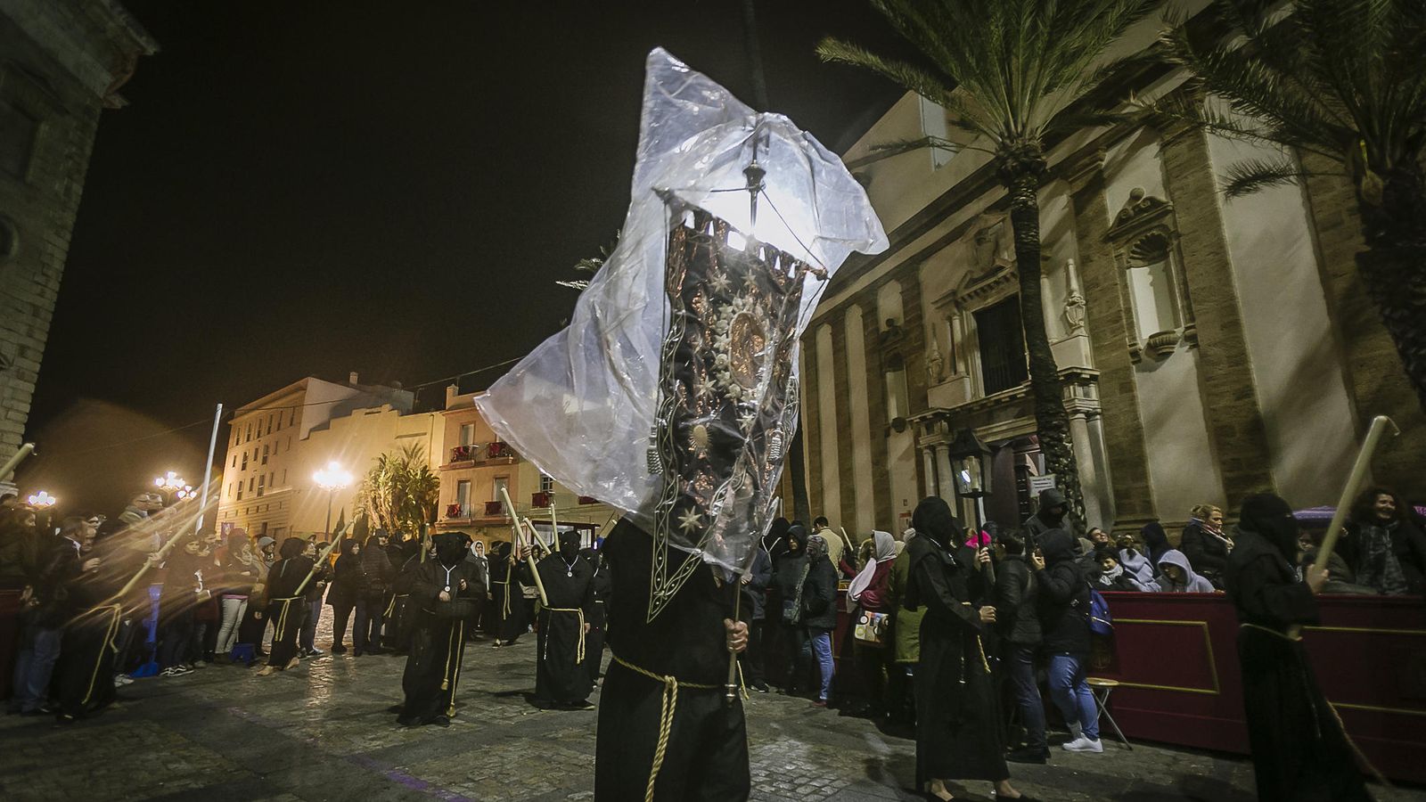 Una insignia de Ecce Mater Tua cubierta con plástico.