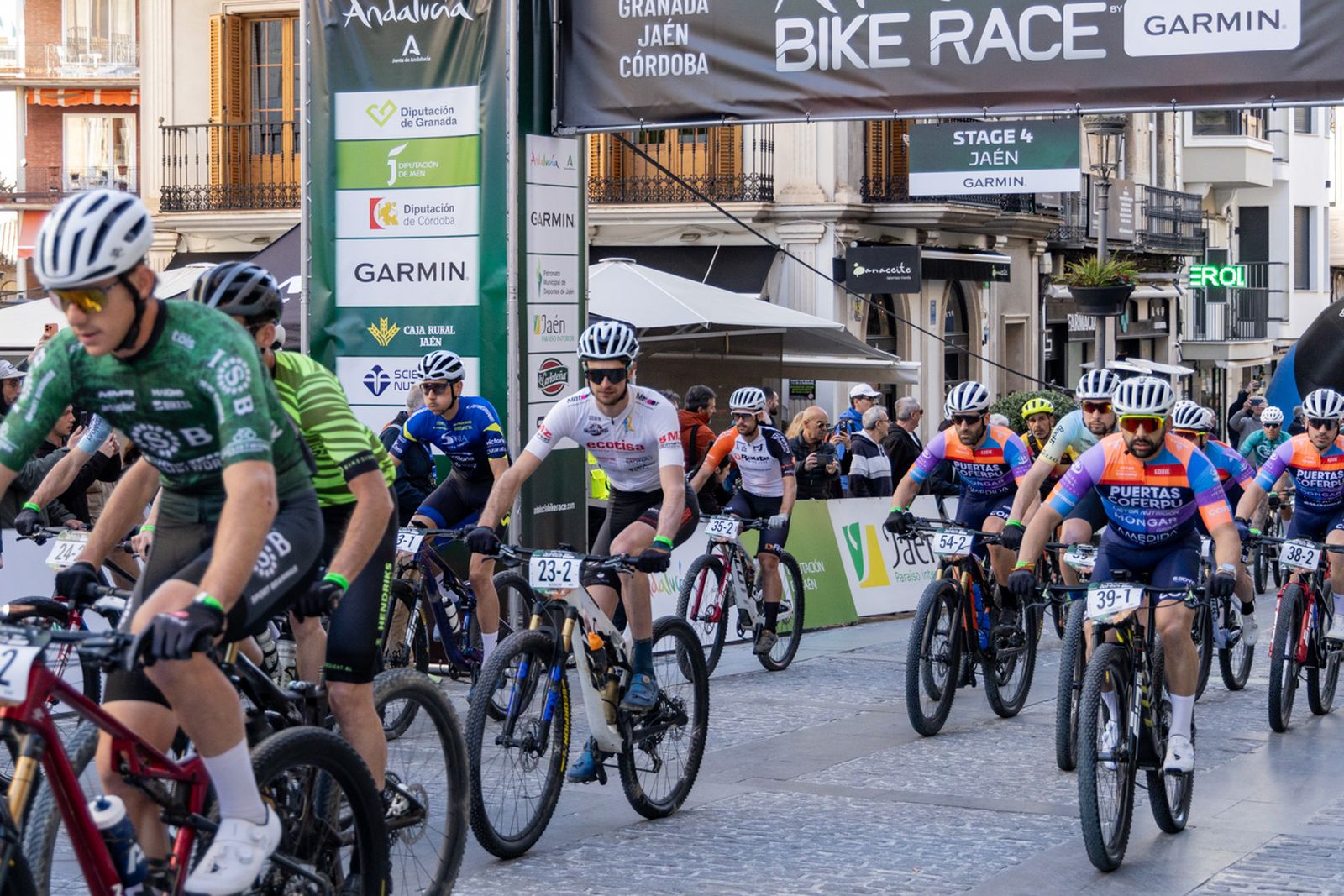 Jaén, protagonista de nuevo en la salida de la tercera etapa de la Andalucía Bike Race