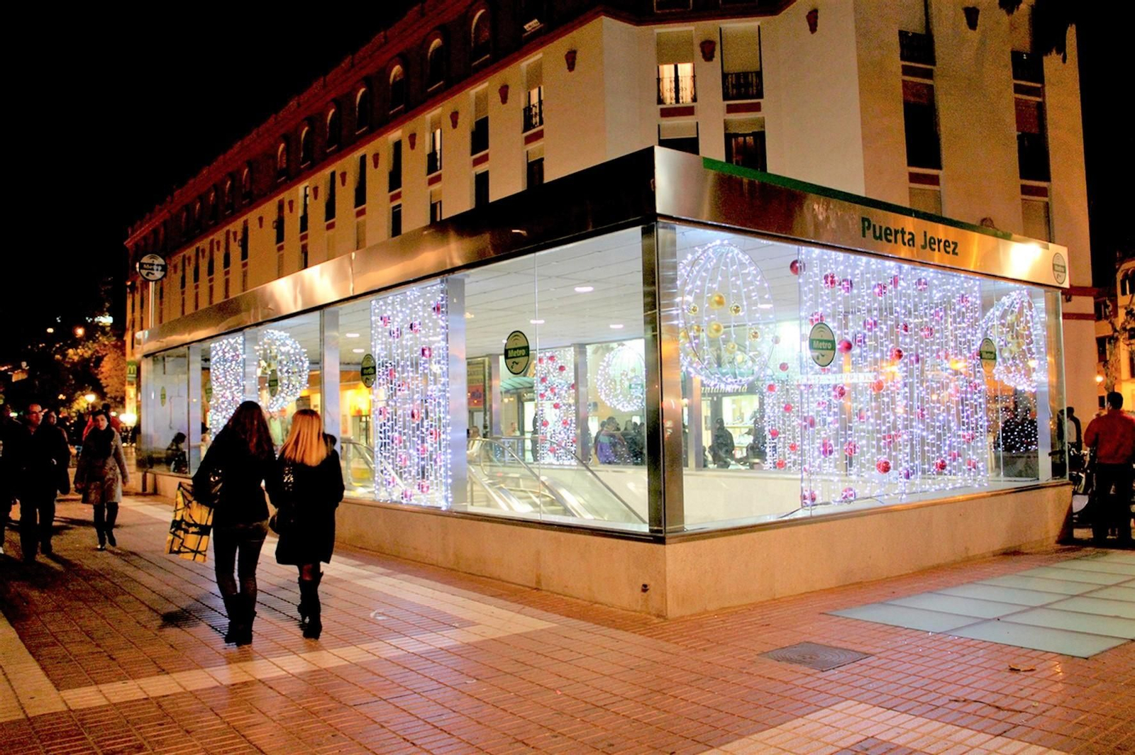La estación de Metro de la Puerta Jerez engalada para las fiestas navideñas, en una imagen de archivo.