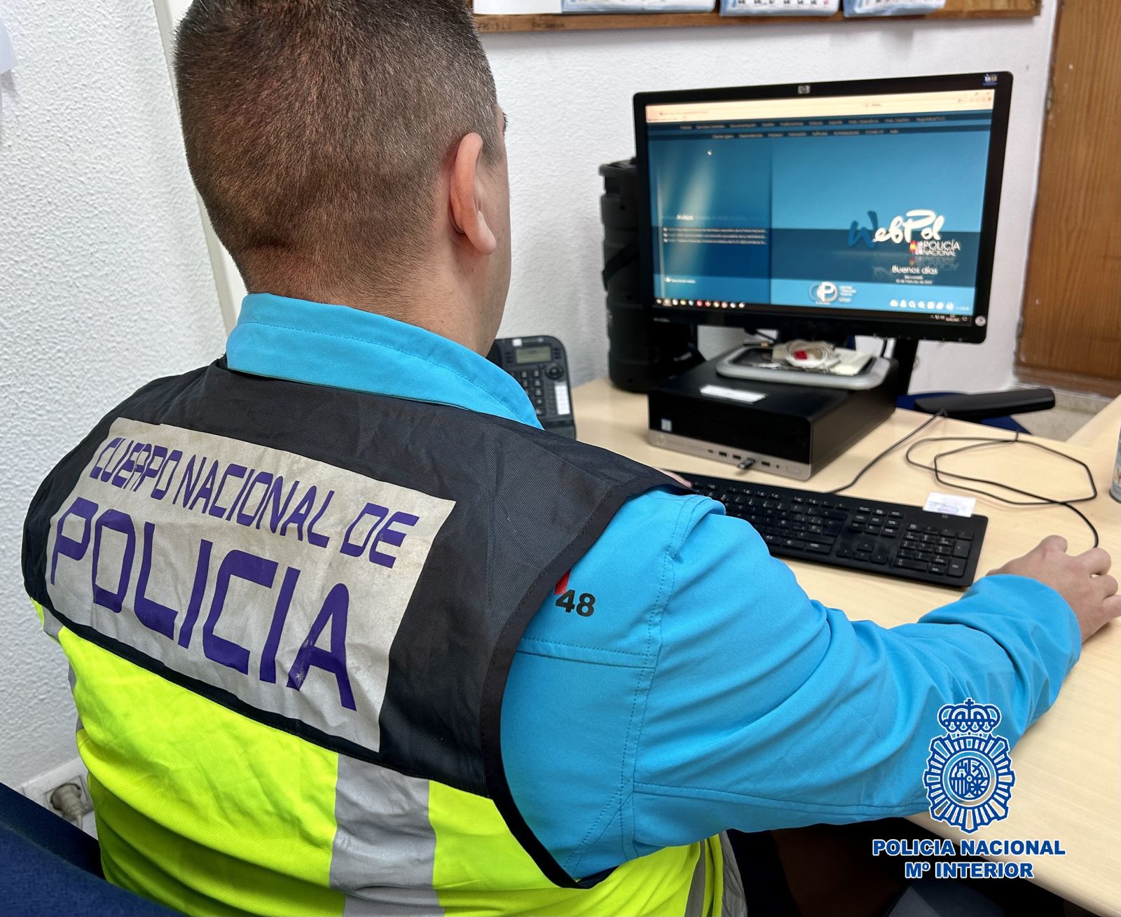 La Policía Nacional detiene a una persona en El Puerto por simular un estafa.
