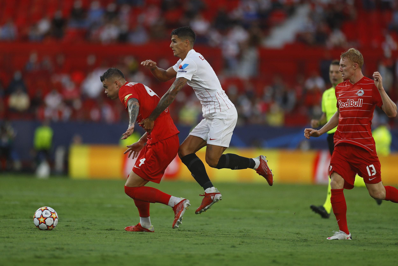 Lamela se saltó el guion del partido como aquí intenta saltarse a Piatkowski ante Seiwald.