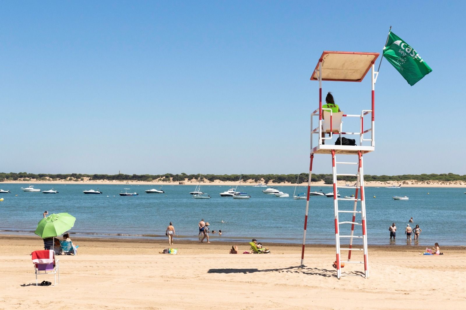 Una instantánea de la playa urbana de Sanlúcar en esta temporada veraniega.