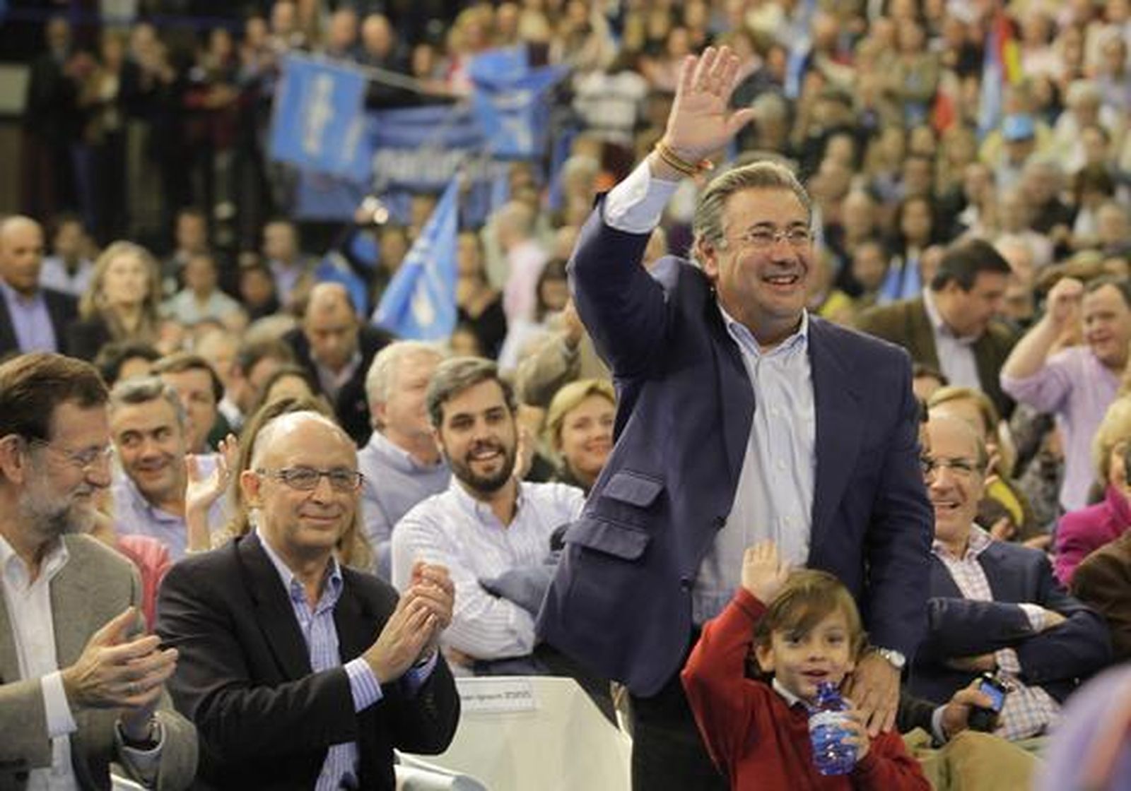 Mariano Rajoy ofrece un mitin en el palacio de deportes de Sevilla, con la presencia de Javier Arenas, Juan ignacio Zoido y Cristobal Montoro, entre otros miembros del Partido Popular.

Foto: El mitin del Partido Popular en Sevilla, en im?nes