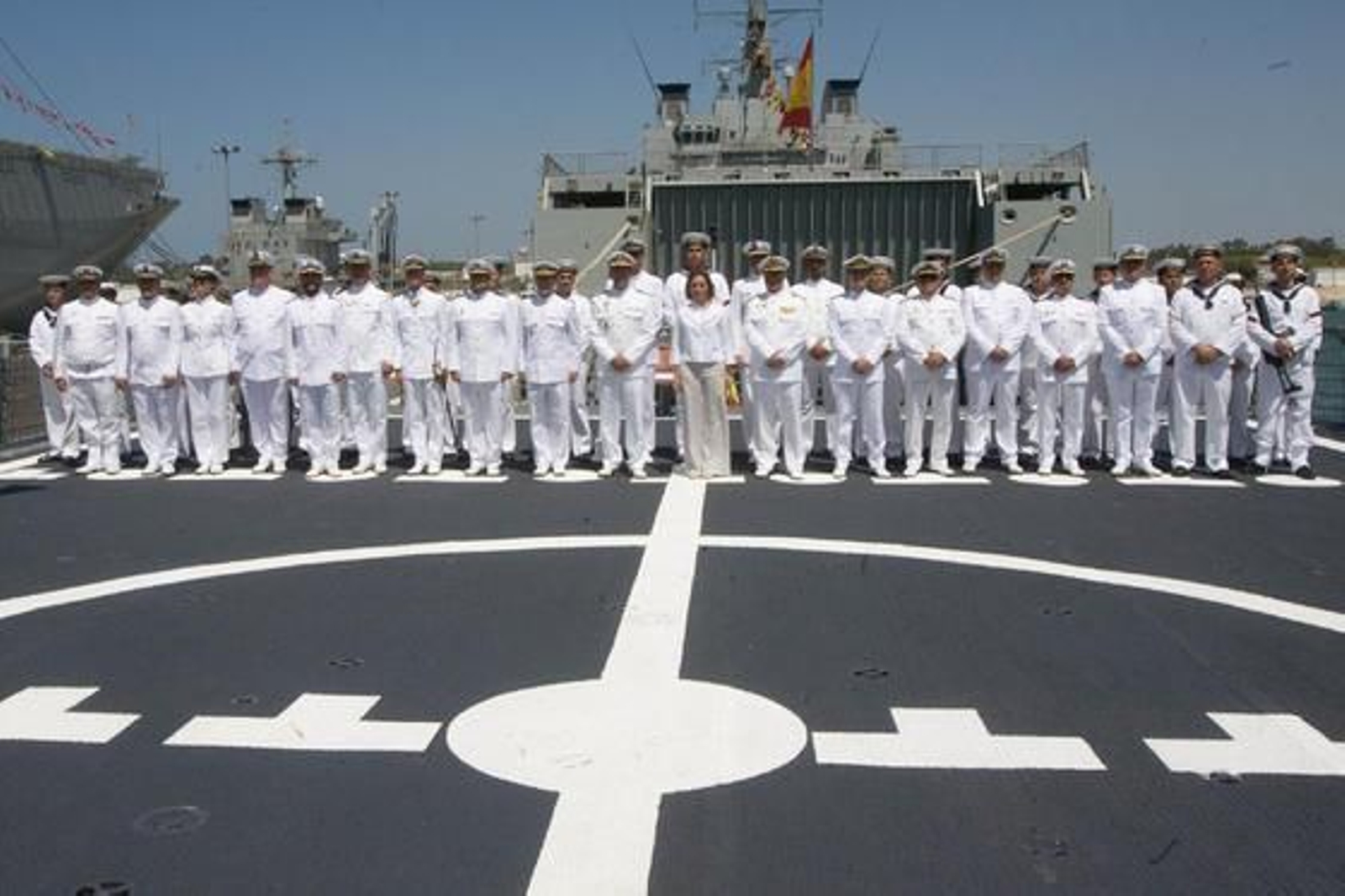 La ministra Chacón inaugura el muelle 4 de la base de Rota y preside la entrega del BAM ´Meteoro´  Foto: Borja Benjumeda