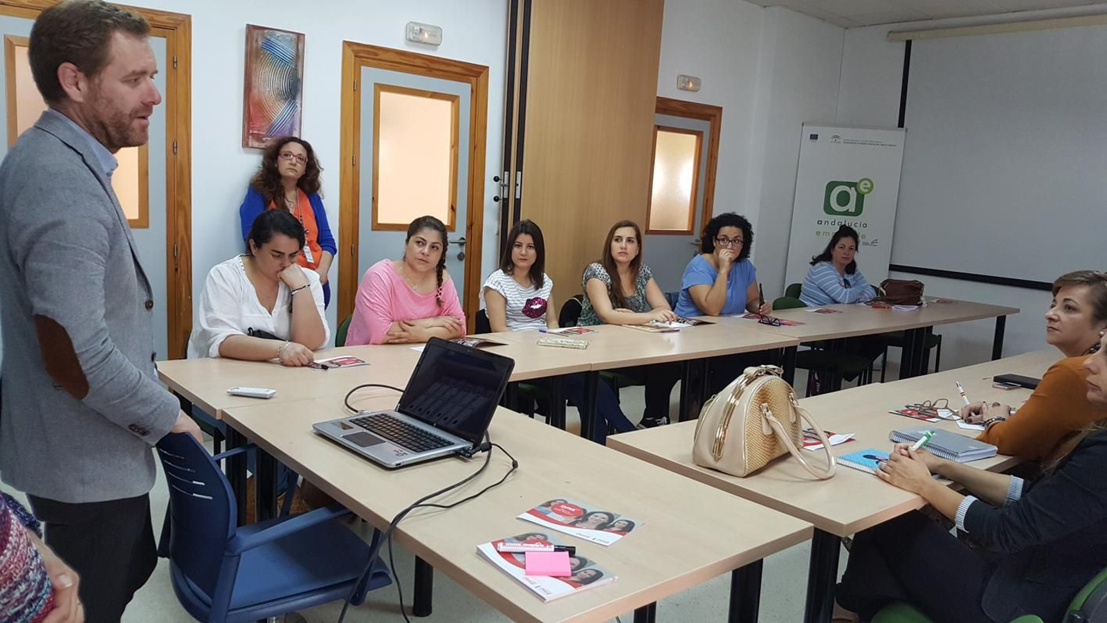 El concejal Conrado Rodríguez, ayer, en los talleres GIRA Mujeres.