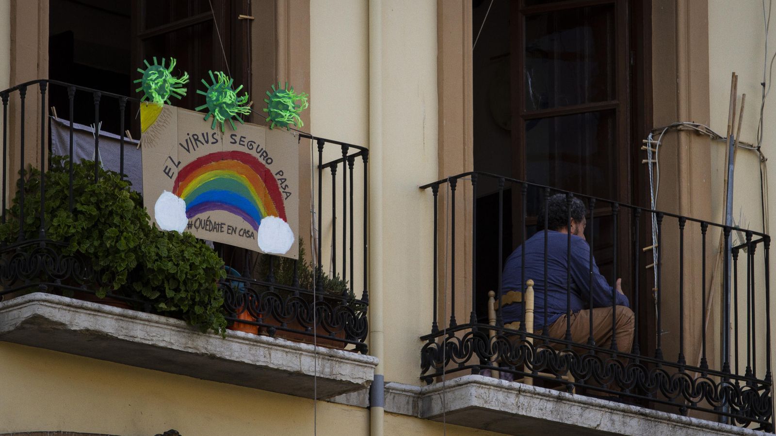 Los ciudadanos mostraron su solidaridad desde los balcones