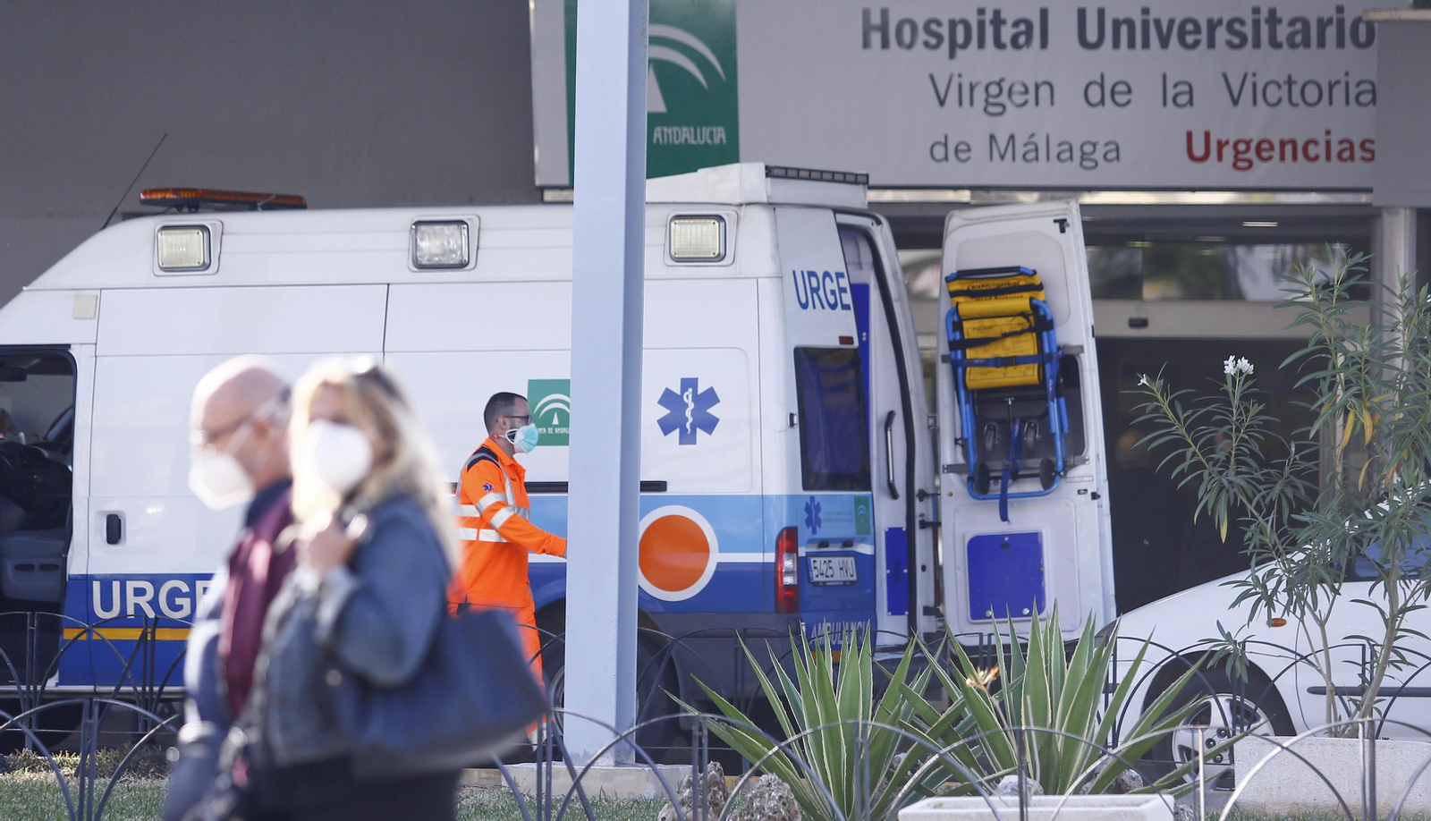 Una ambulancia entra en el Hospital Clínico Virgen de la Victoria de Málaga.