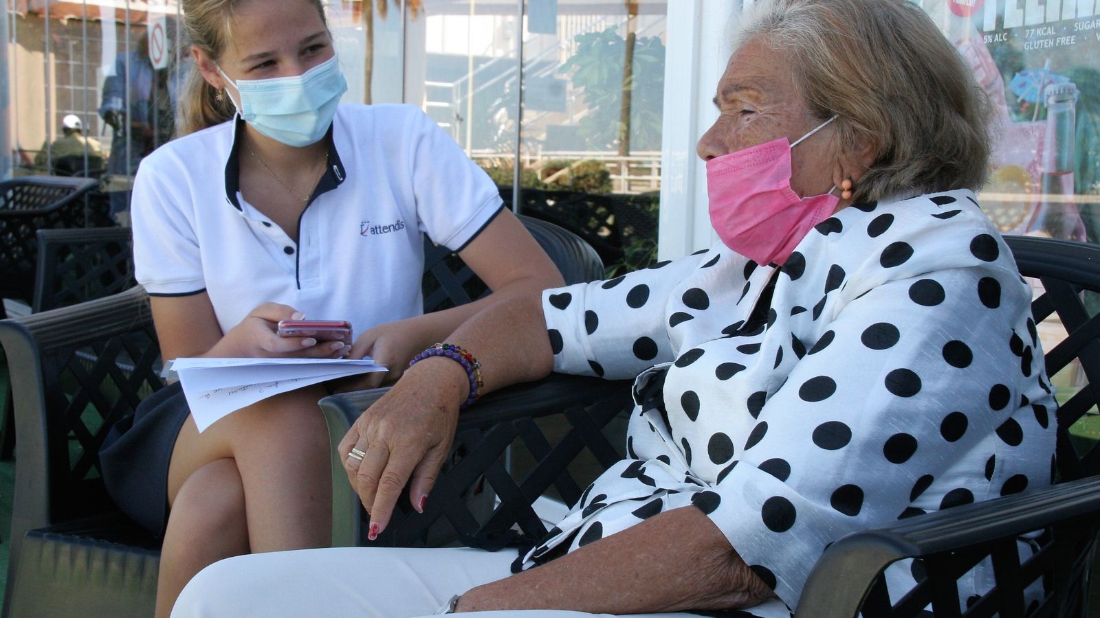 Loli Mejido conversa animadamente con la alumna del Grazalema Teresa García-Jarana.