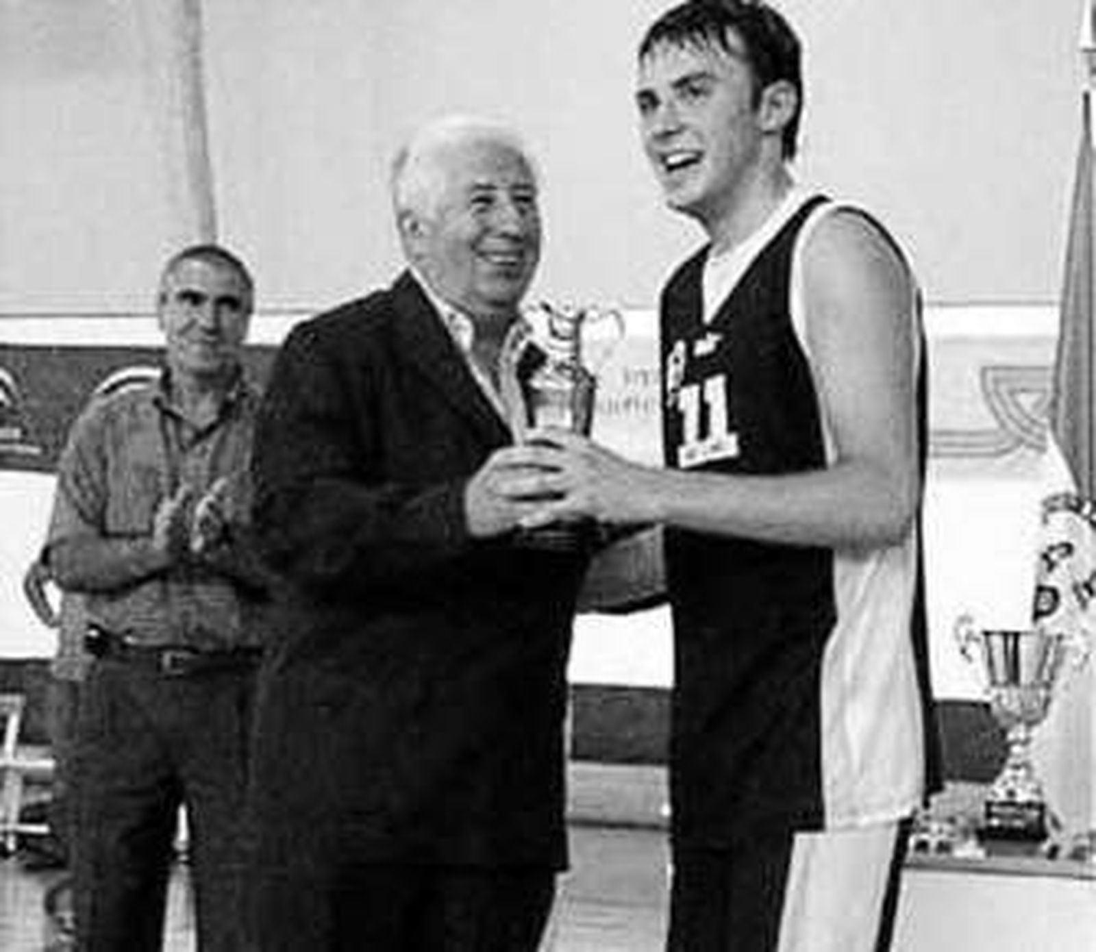 Miguel Ortega (d), recibe un premio en una imagen de archivo.