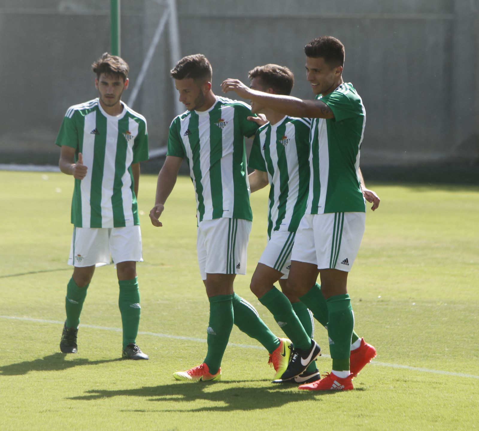 Jugadores del filial bético celebran un tanto de esta temporada.