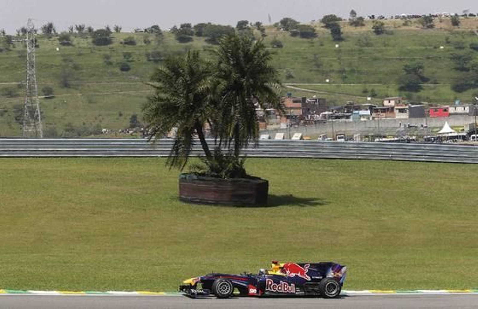 Vettel gana en Interlagos por delante de Webber y Alonso. / Reuters