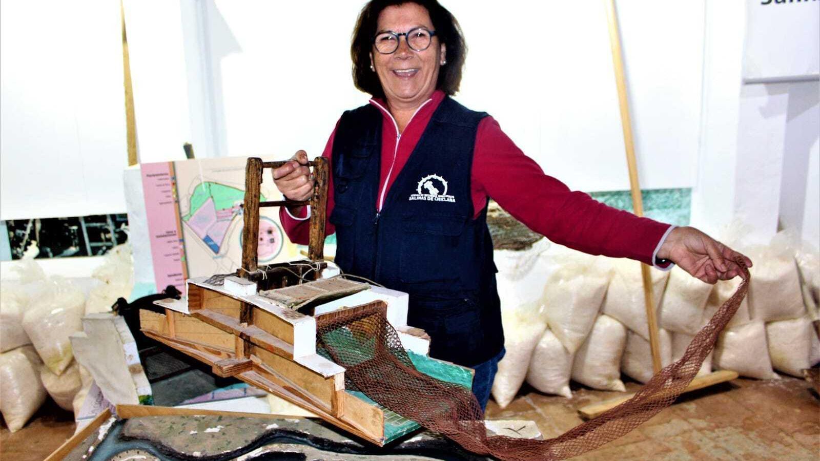 María Fernández enseñando las herramientas que utilizan en los esteros