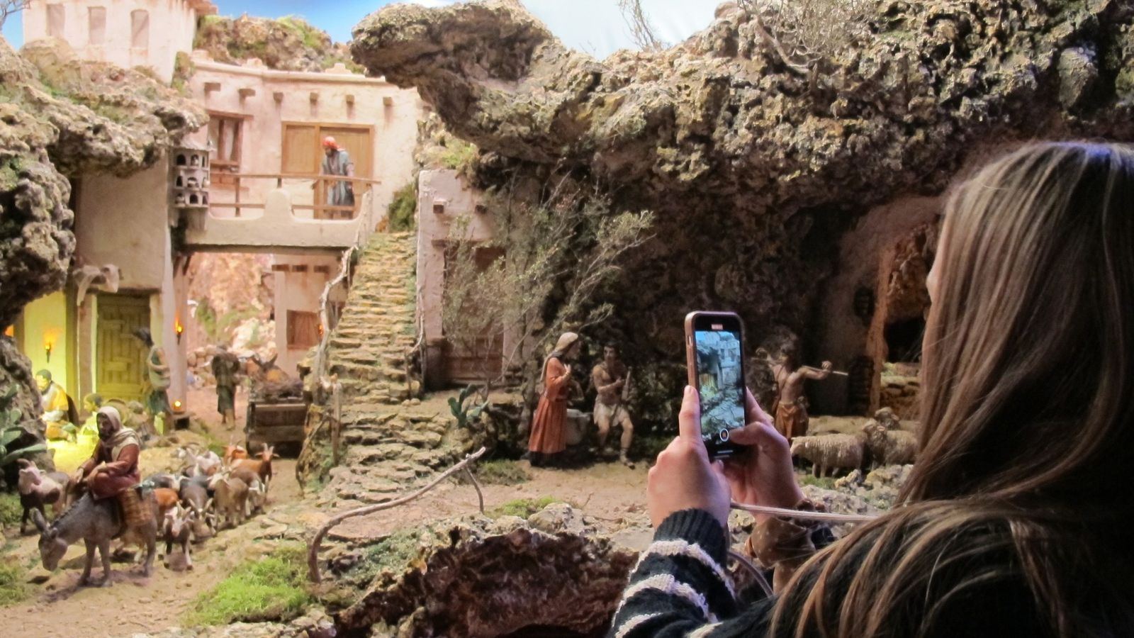 Las personas que ya han visitado el Belén no han perdido la oportunidad de inmortalizar el momento.