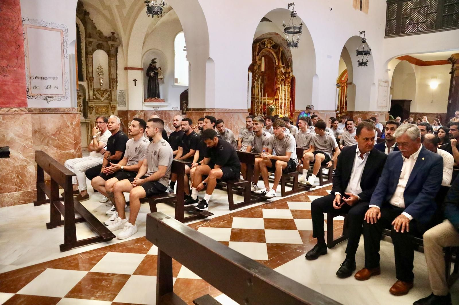 La ofrenda del Málaga CF a la Divina Pastora, en fotos