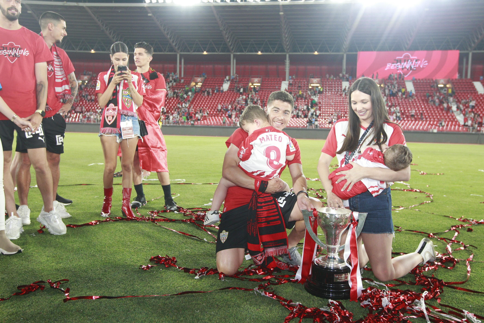 Las imágenes de la fiesta del ascenso de la U.D. Almería en el Estadio Mediterráneo.