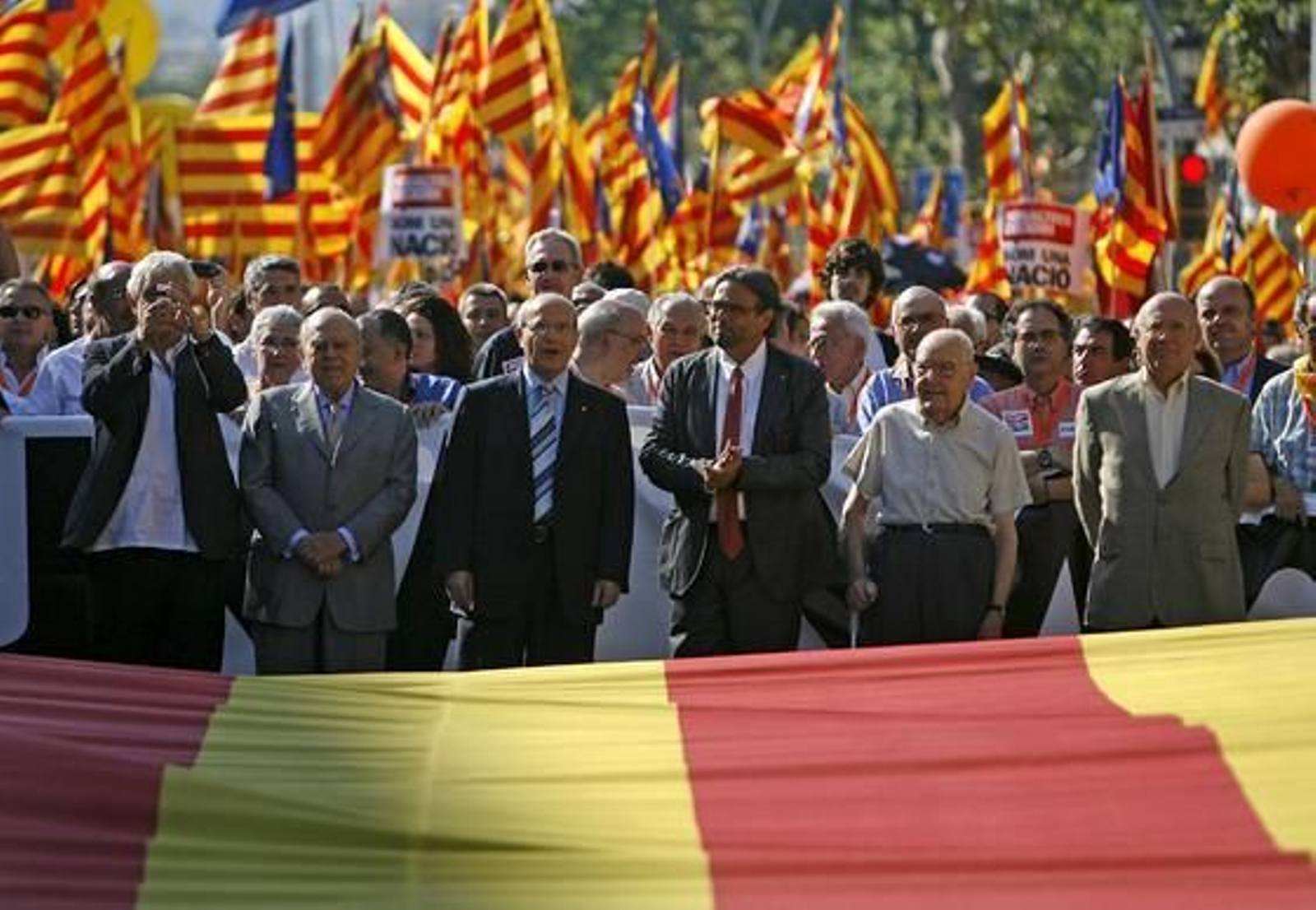Más de un millón de personas marchan por las calles de Barcelona para protestar contra la sentencia del 'Estatut'. / EFE