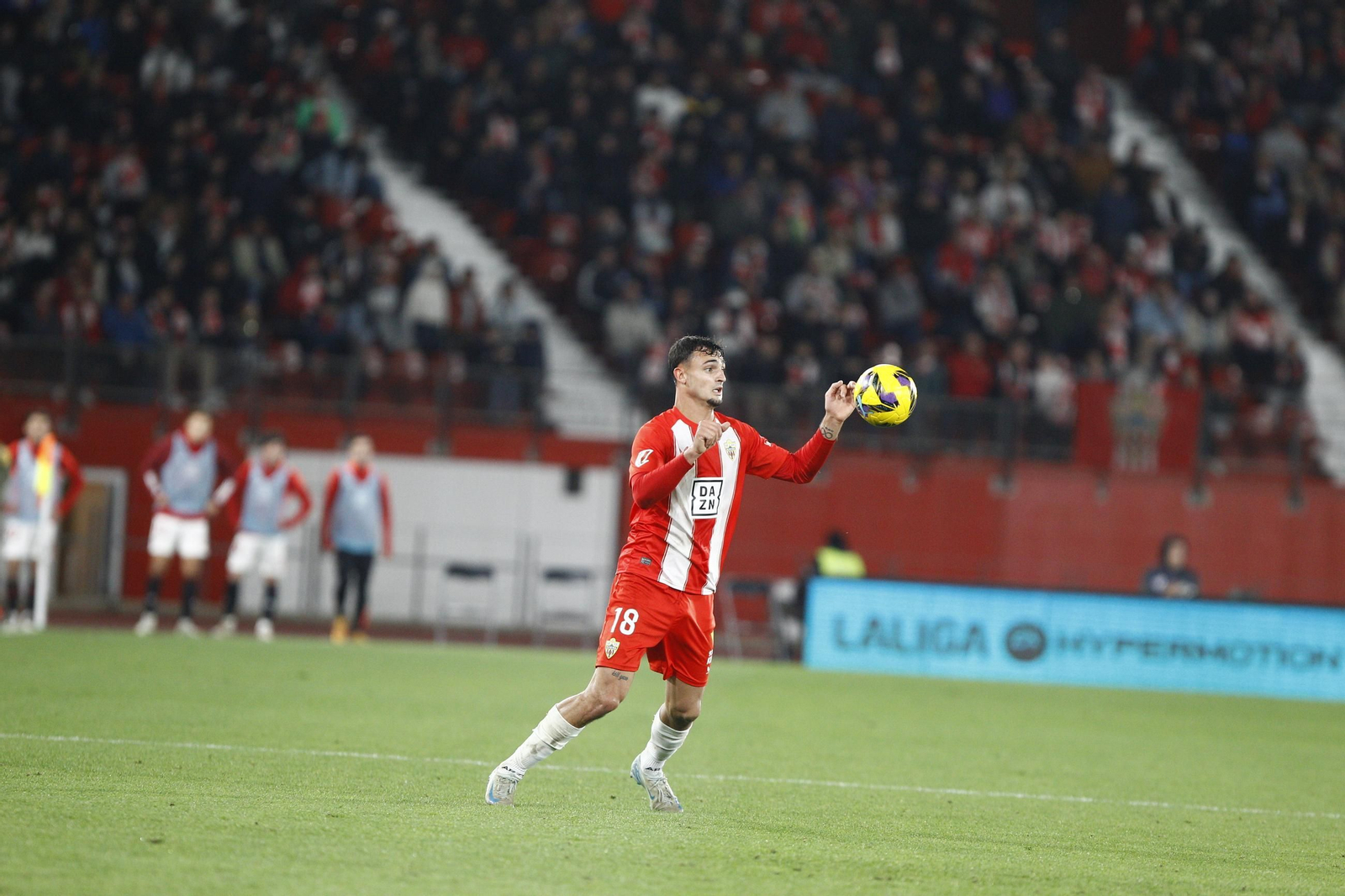 La U.D. Almería se impone por 1-0 al C.D. Mirandés y alcanza la segunda plaza, en imágenes