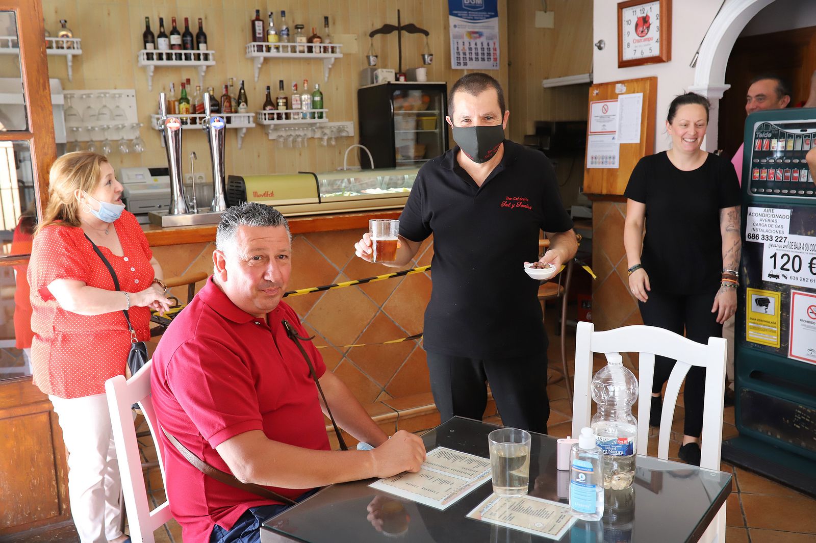 Imágenes de restaurantes y bares que comienzan la reapertura